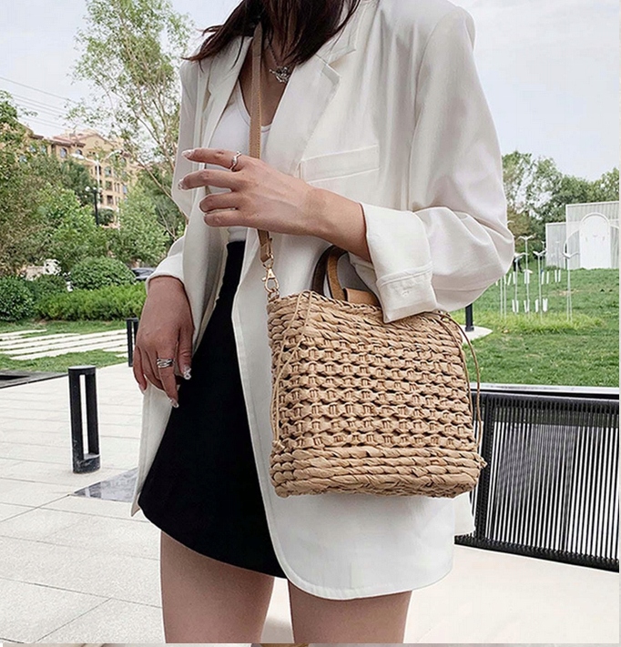 PLECIONA TOREBKA DO RĘKI I NA RAMIĘ DŁUGI PASEK ZAPINANA CIEMNY BEŻ Wysokość 22 cm