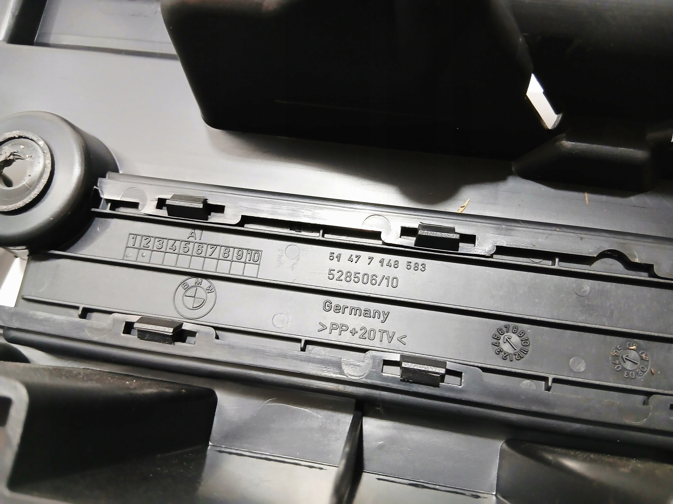 blende abdeckung kofferraum links BMW E61 OE 7050357 (0001342)