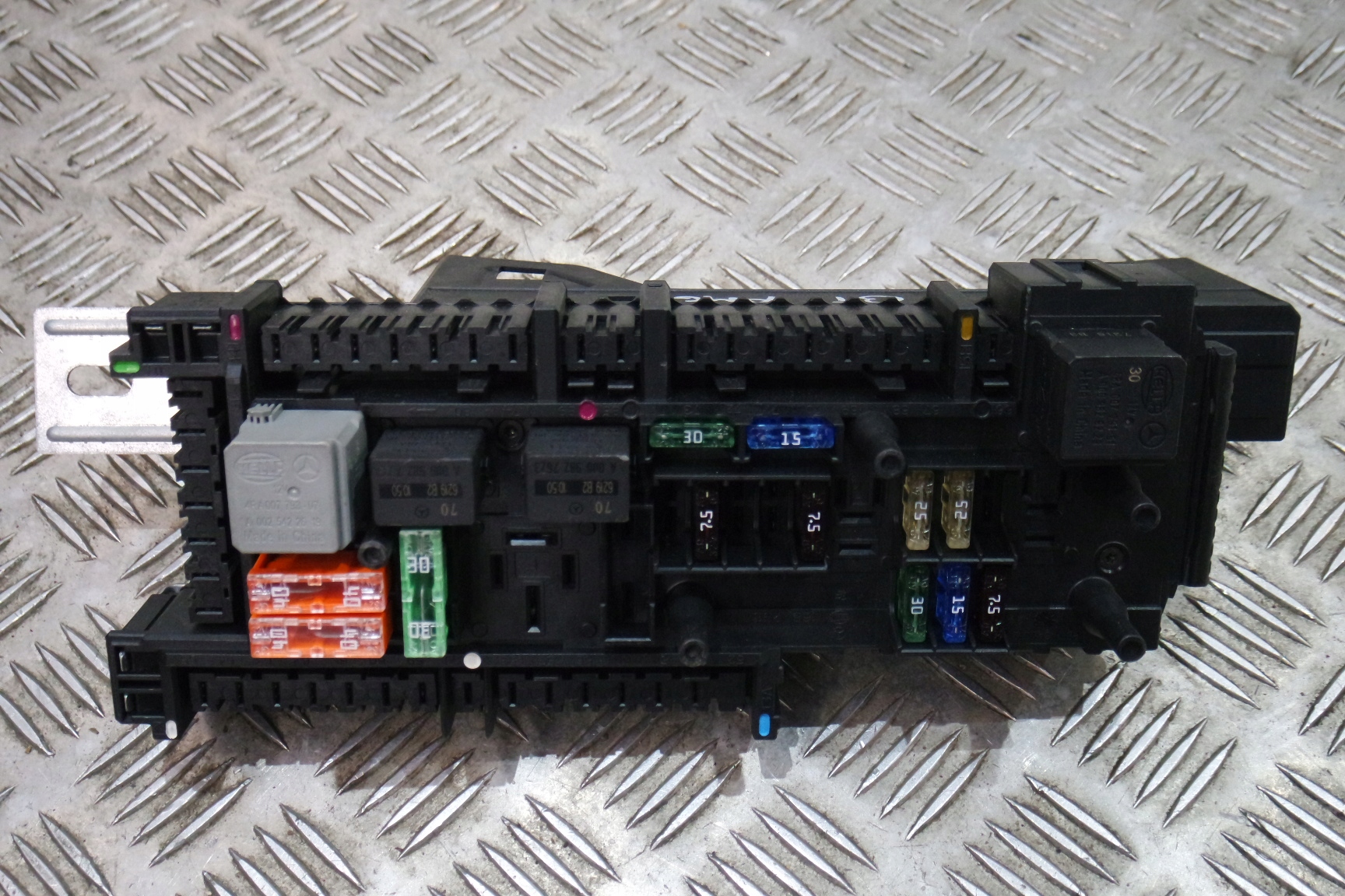 SKRZYNKA BEZPIECZNIKÓW MERCEDES W190 GT AMG