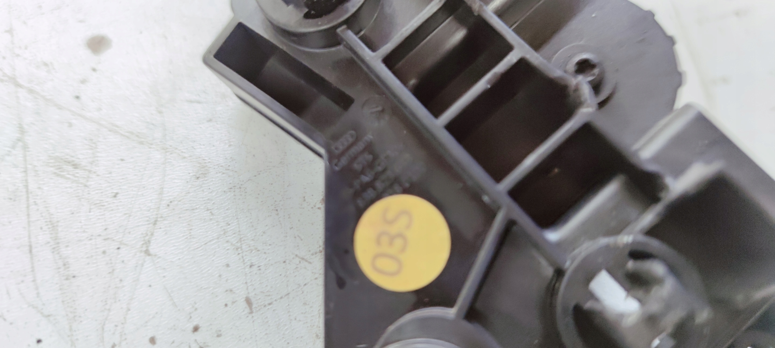 POIGNÉE MAIN COURANTE POUR L’OUVERTURE DU CAPOT AUDI Q3 83B823633
