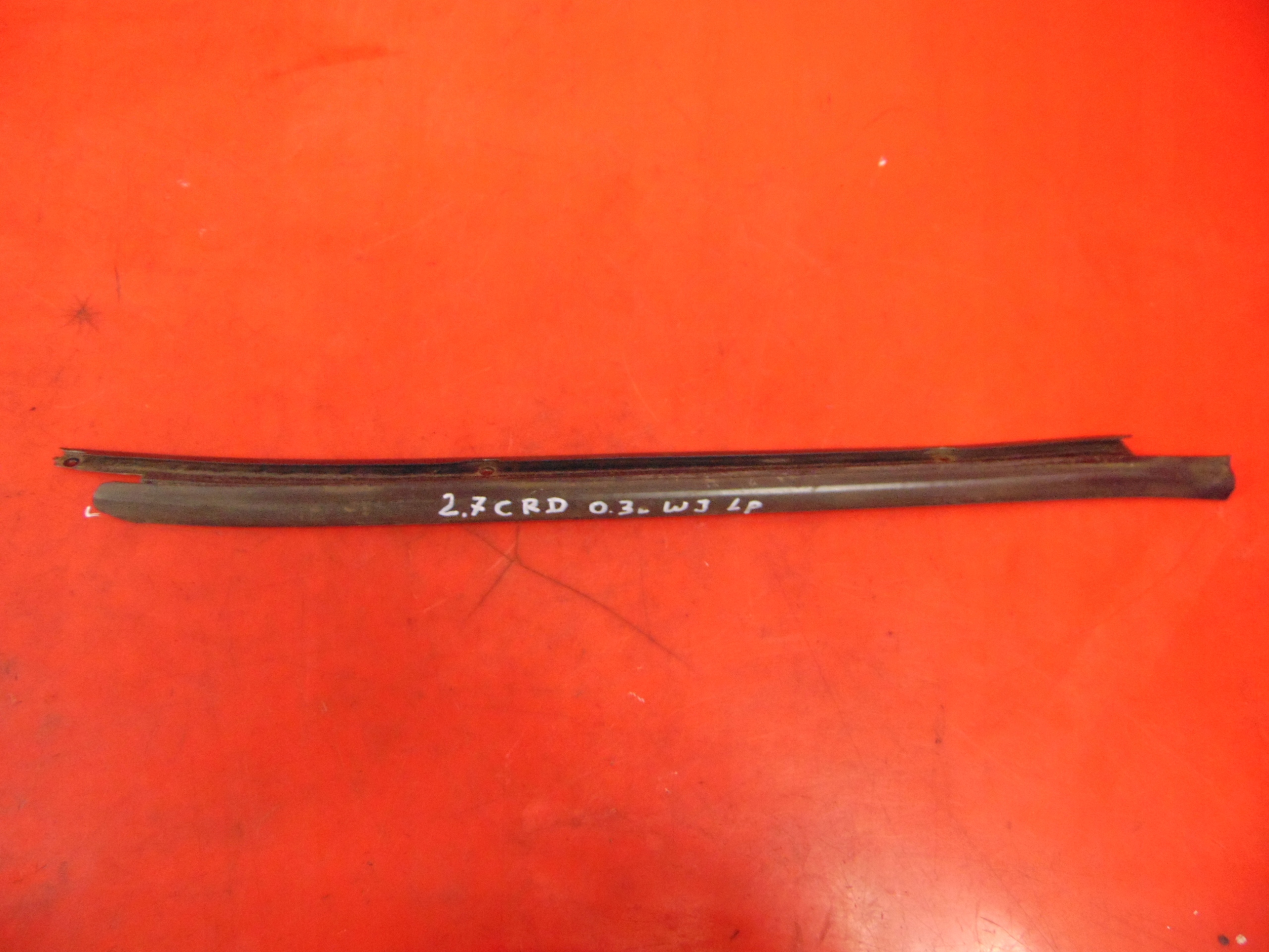 GRAND CHEROKEE II WJ LISTWA SZYBY PRZEDNIEJ LEWA