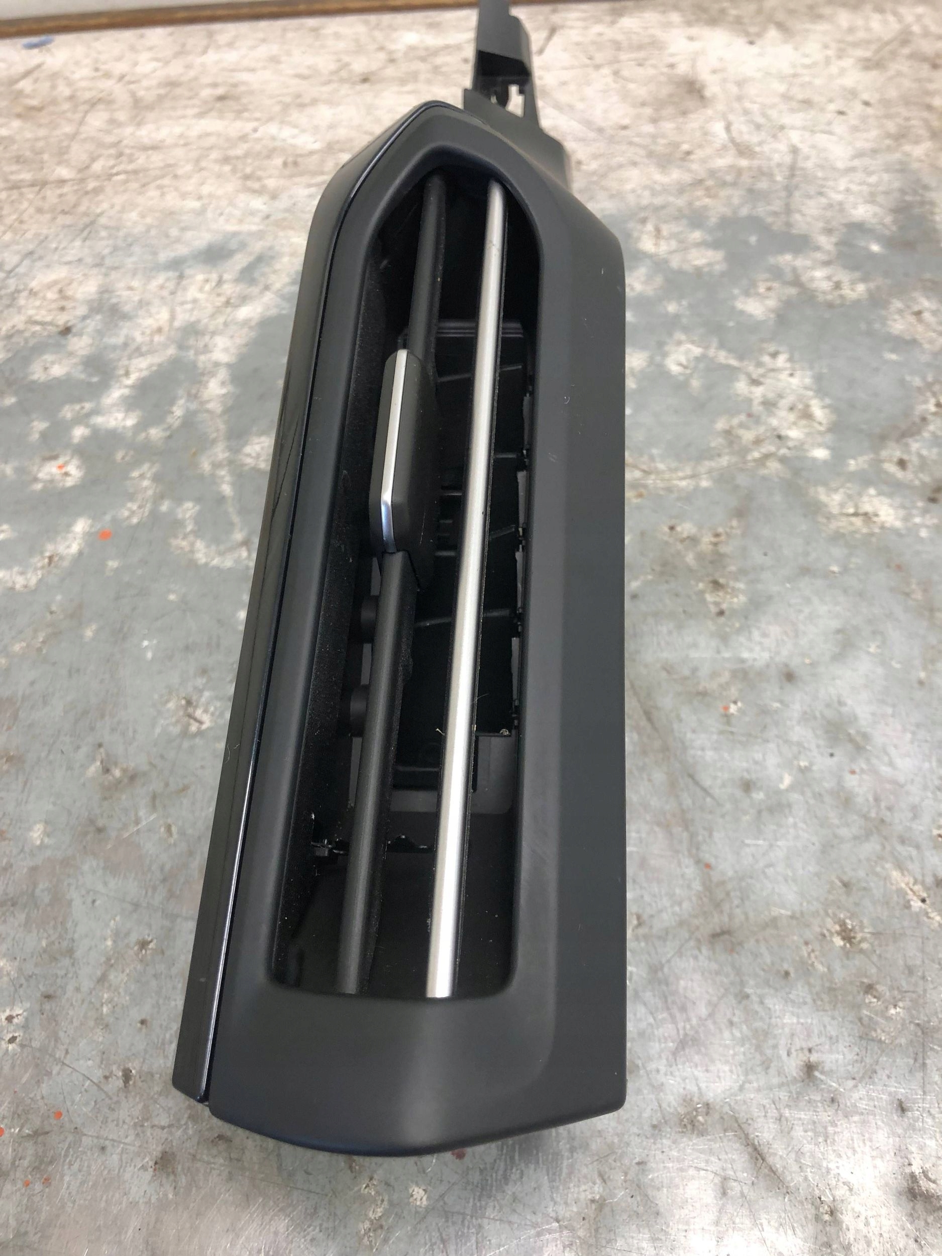 grid air conditioning devices left front VW ID4 ID.4 11B858415C 11B947095B