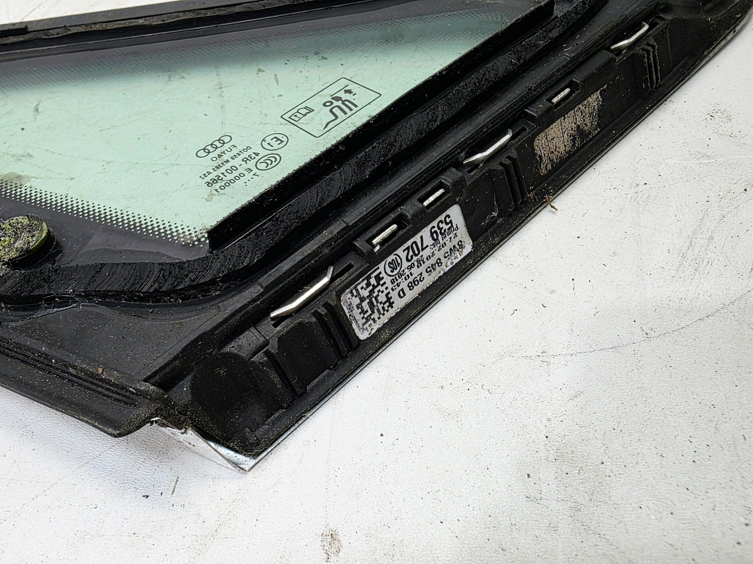window bodywork right rear part AUDI A4 B9 sedan 8W5845298D 2017R
