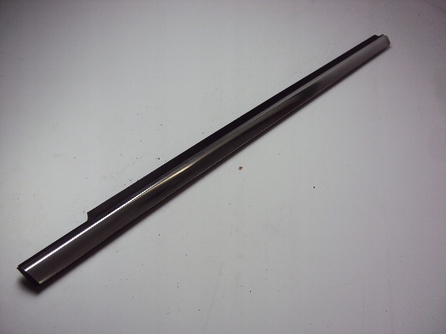 LISTWA ZGARNIAJACA SZYBY PRAWY PRZOD MERCEDES W251