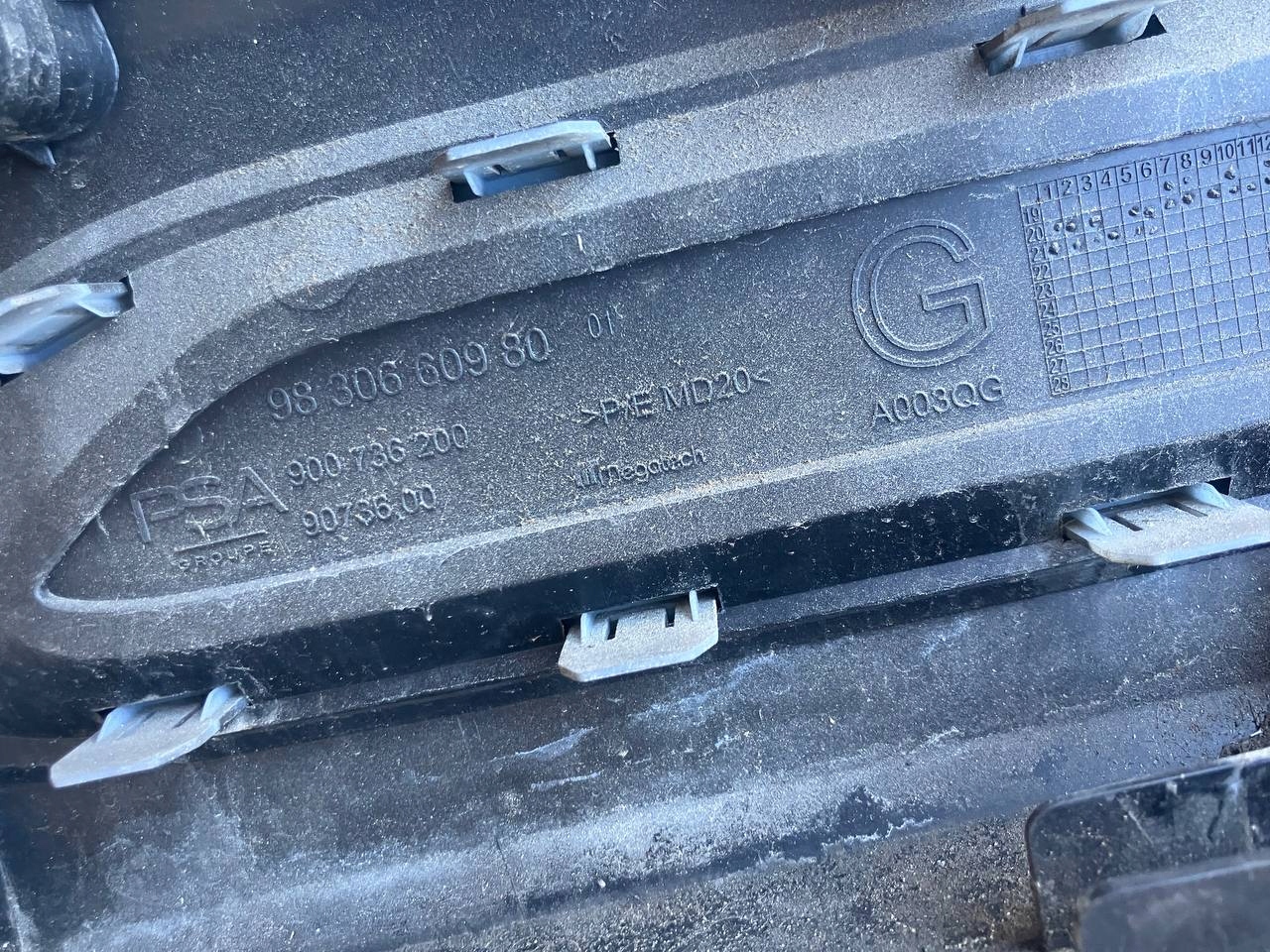 moulding lower door left front CITROEN C4 III 9830660980