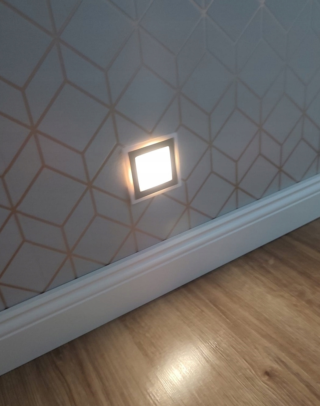 OŚWIETLENIE SCHODOWE LED OPRAWA 1,5W ZŁOTA 230V Marka Ledkor