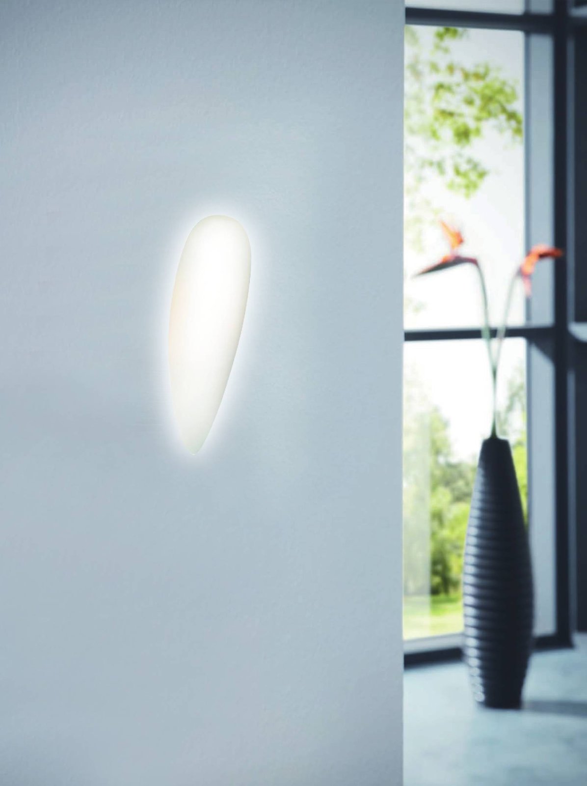 Originální lampa Corno s oblou kapkou mléka rozptylující světlo do ložnice