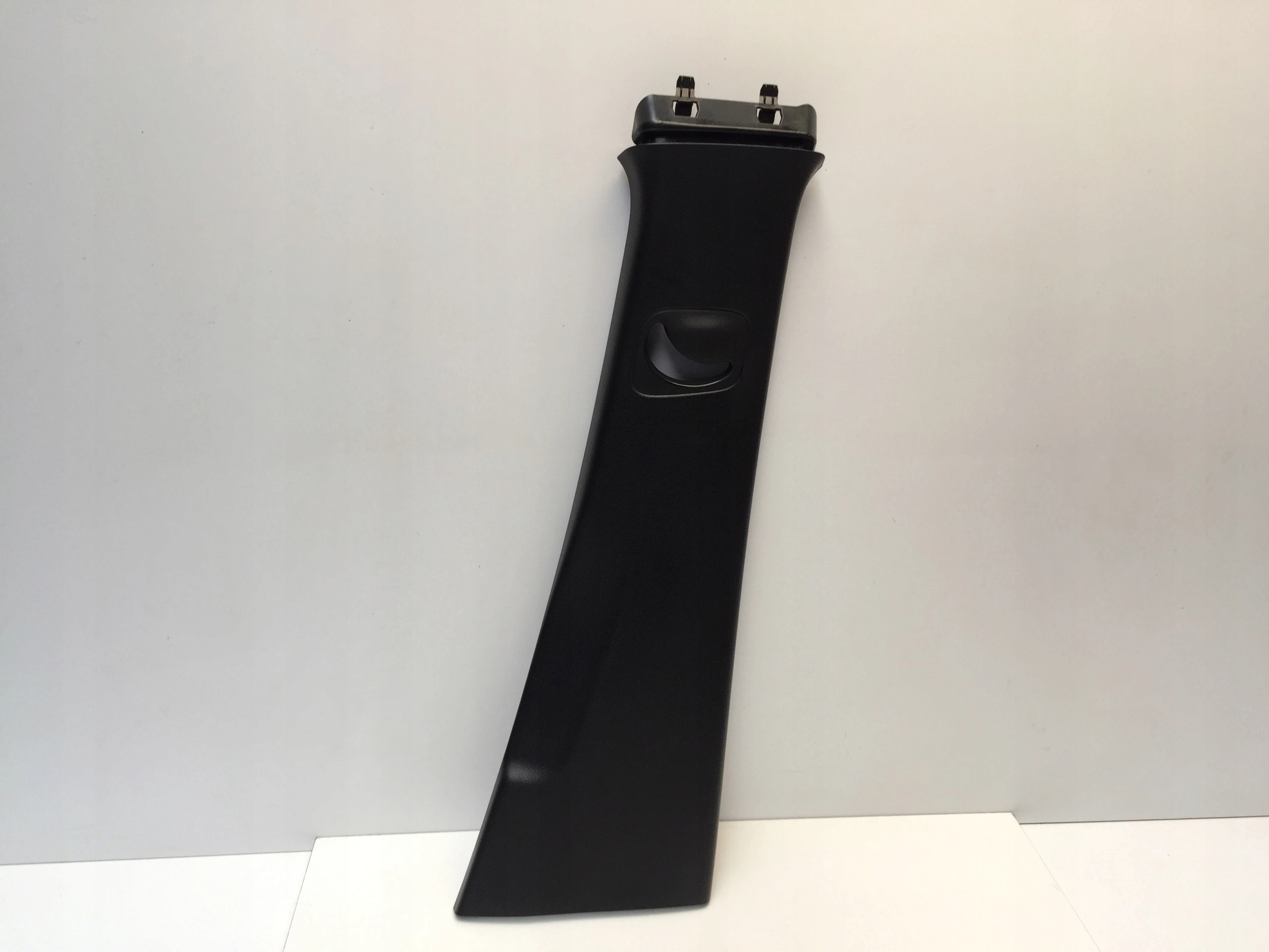 A2476900400 - MERCEDES B W247 20R крышка центральной правой стойки