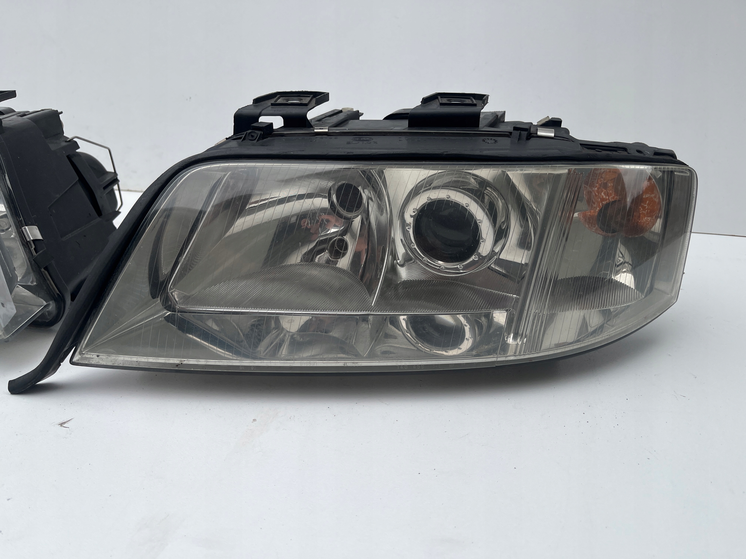 light Reflektor front right left Audi A4 B5 Lift Hella 99-01r.