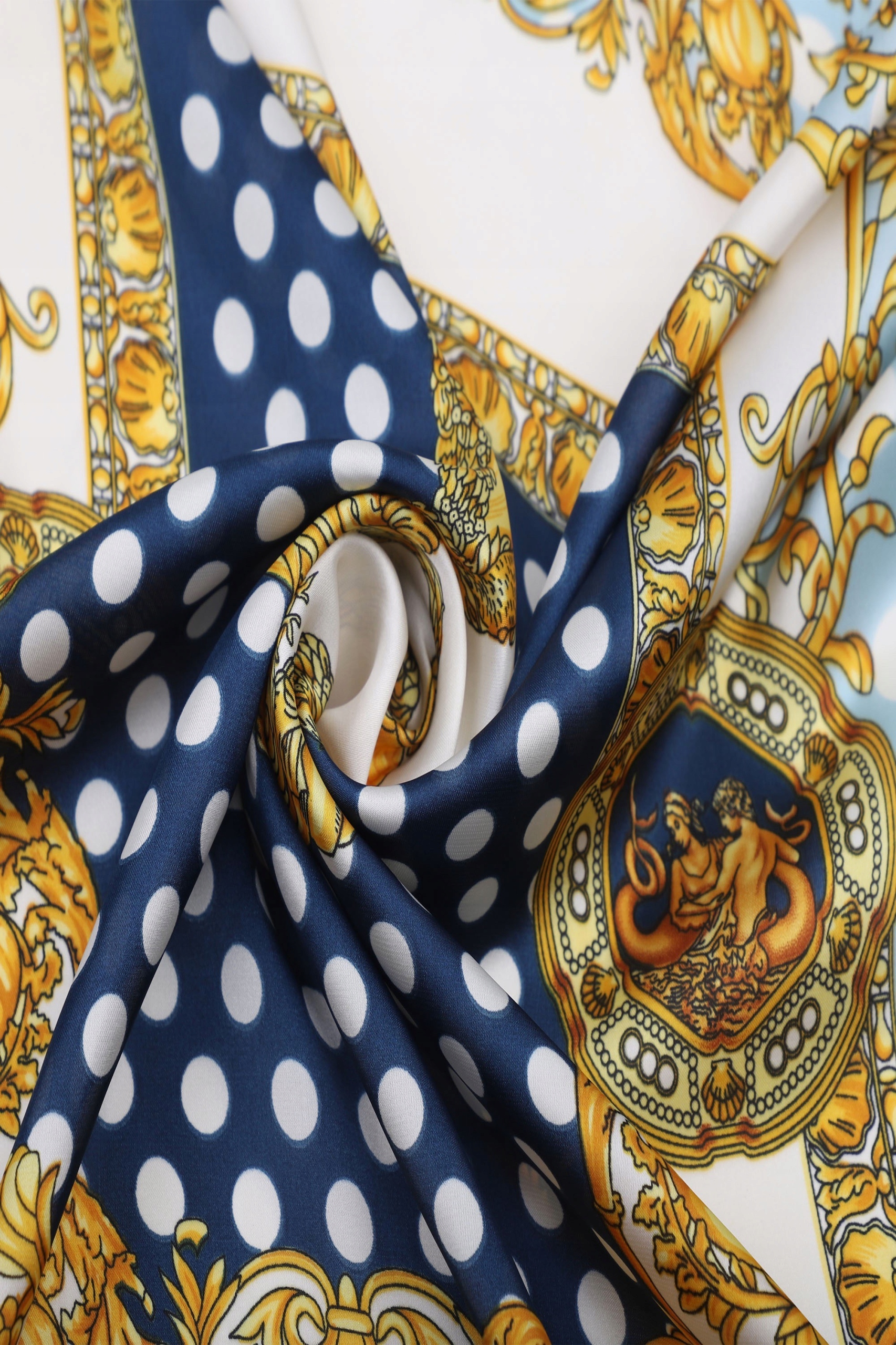 APASZKA DAMSKA pod szyję chustka GAWROSZKA BANDANA CHUSTA w groszki grochy Model apaszka jedwabna pod szyję