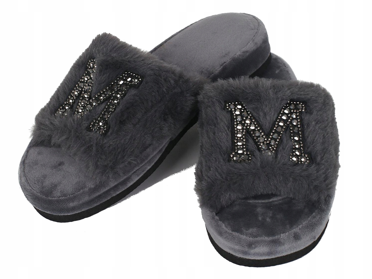 

Futerkowe kapcie damskie z błyszczącą literą Am