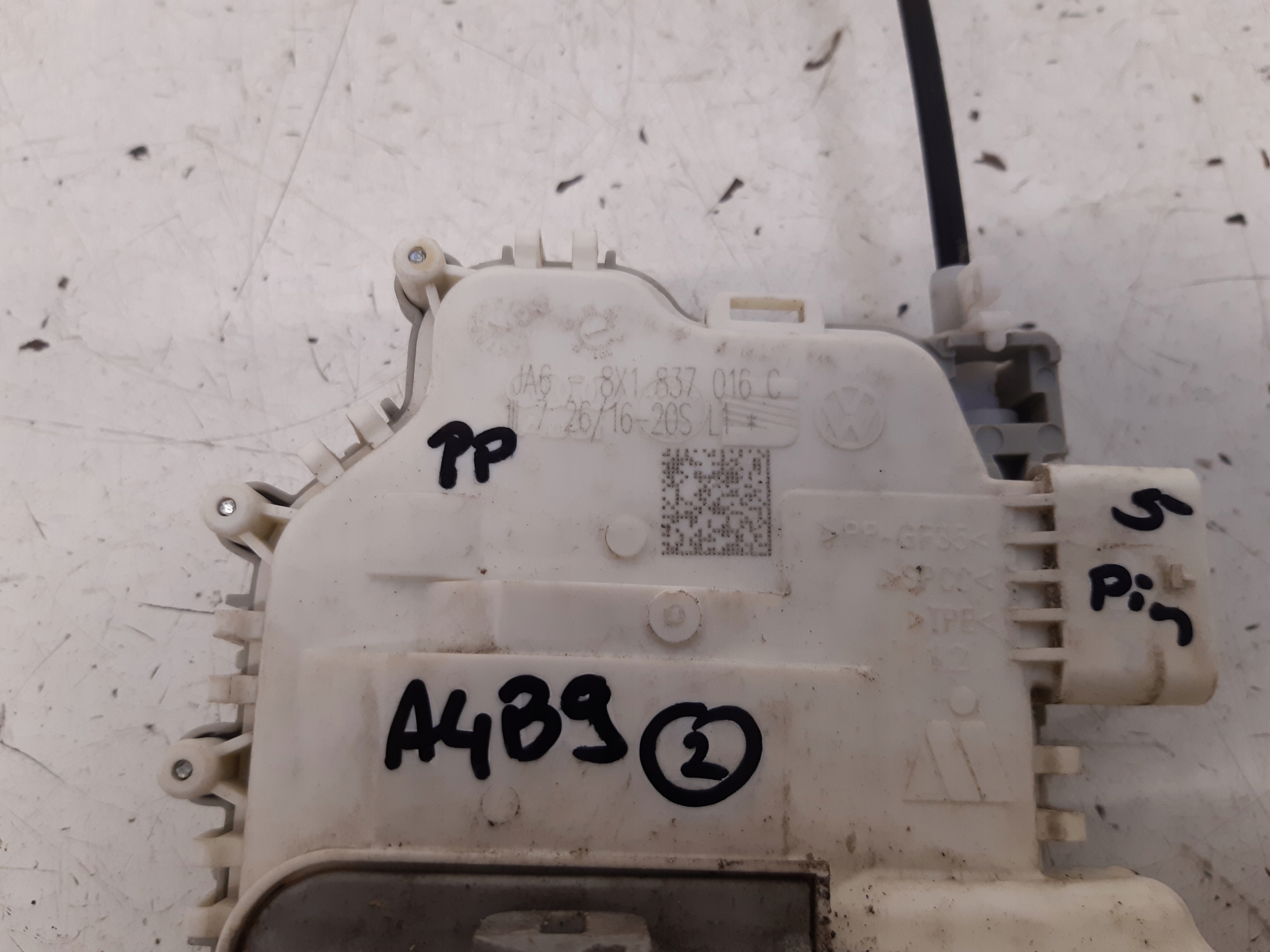 lock right front 8X1839015C Audi A4 B9