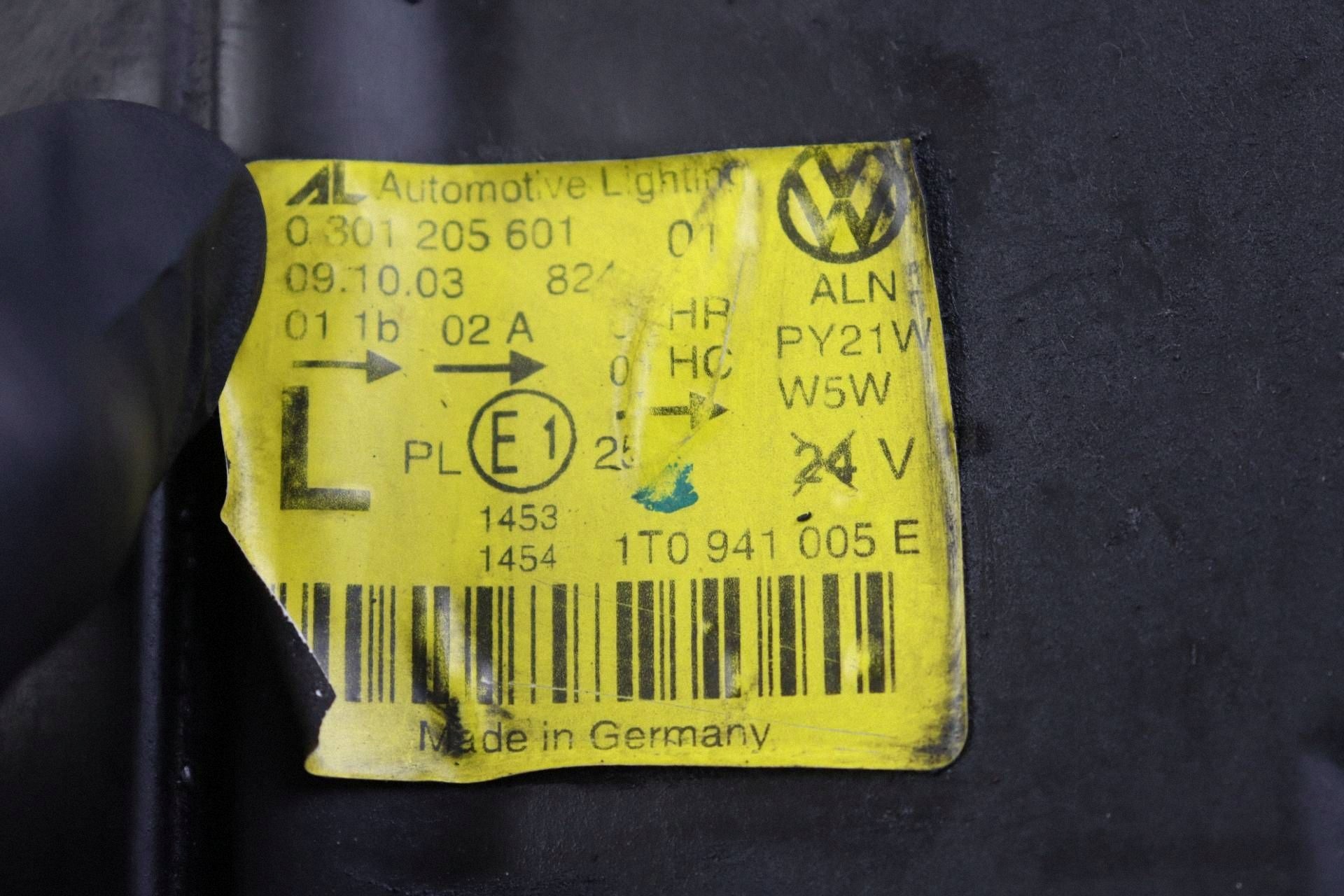 VW TOURAN and light front left front EUROPA 1T0941005E