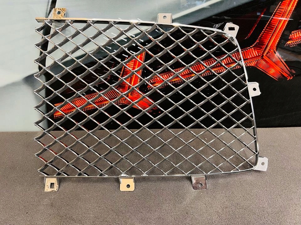 BENTLEY BENTAYGA KRATKA GRILL PRAWY 36A853684