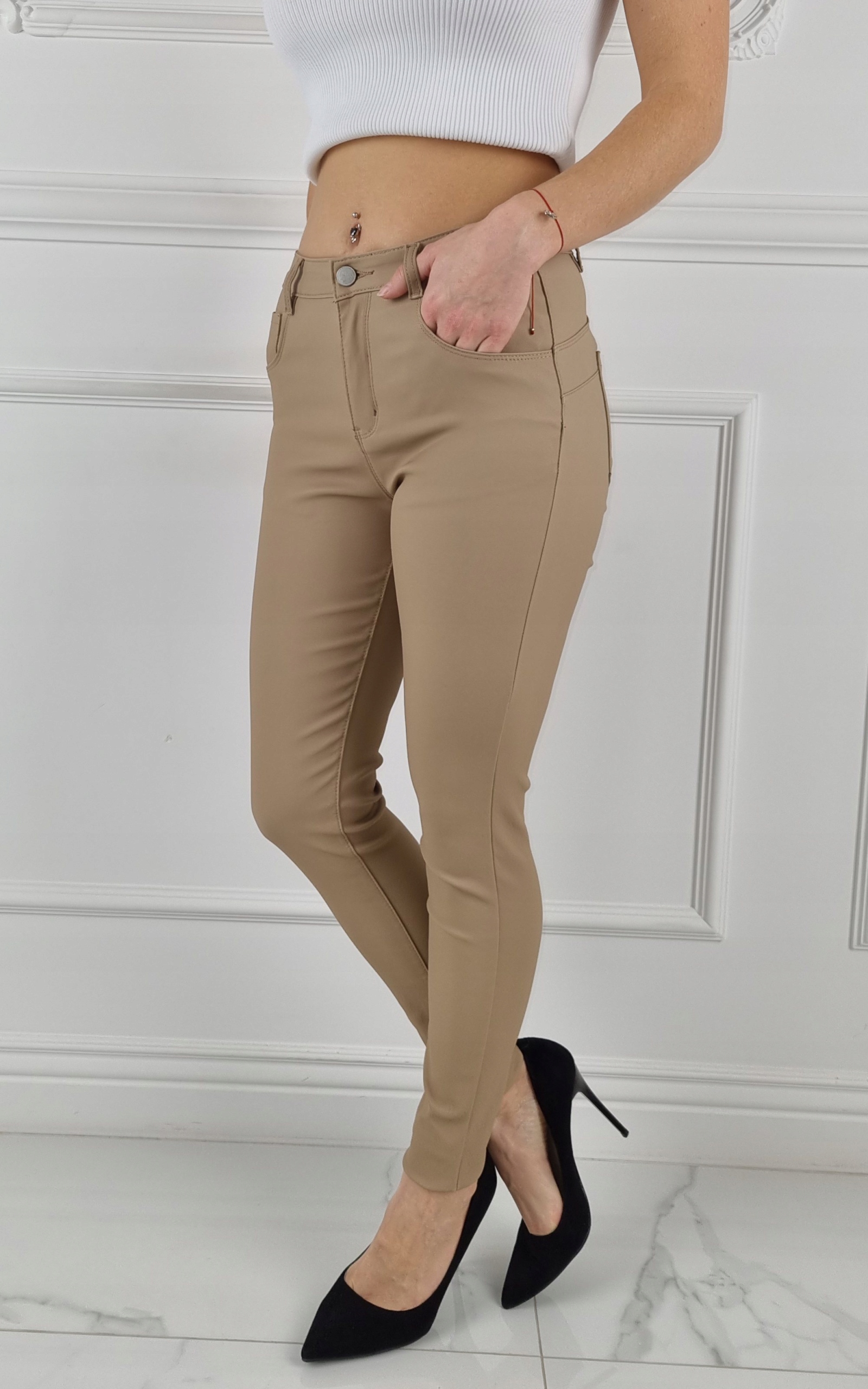 SPODNIE DAMSKIE EKO SKÓRA WOSKOWANE BEŻOWE MODELUJĄCE PUSH UP REGULAR 36 Kolor beżowy