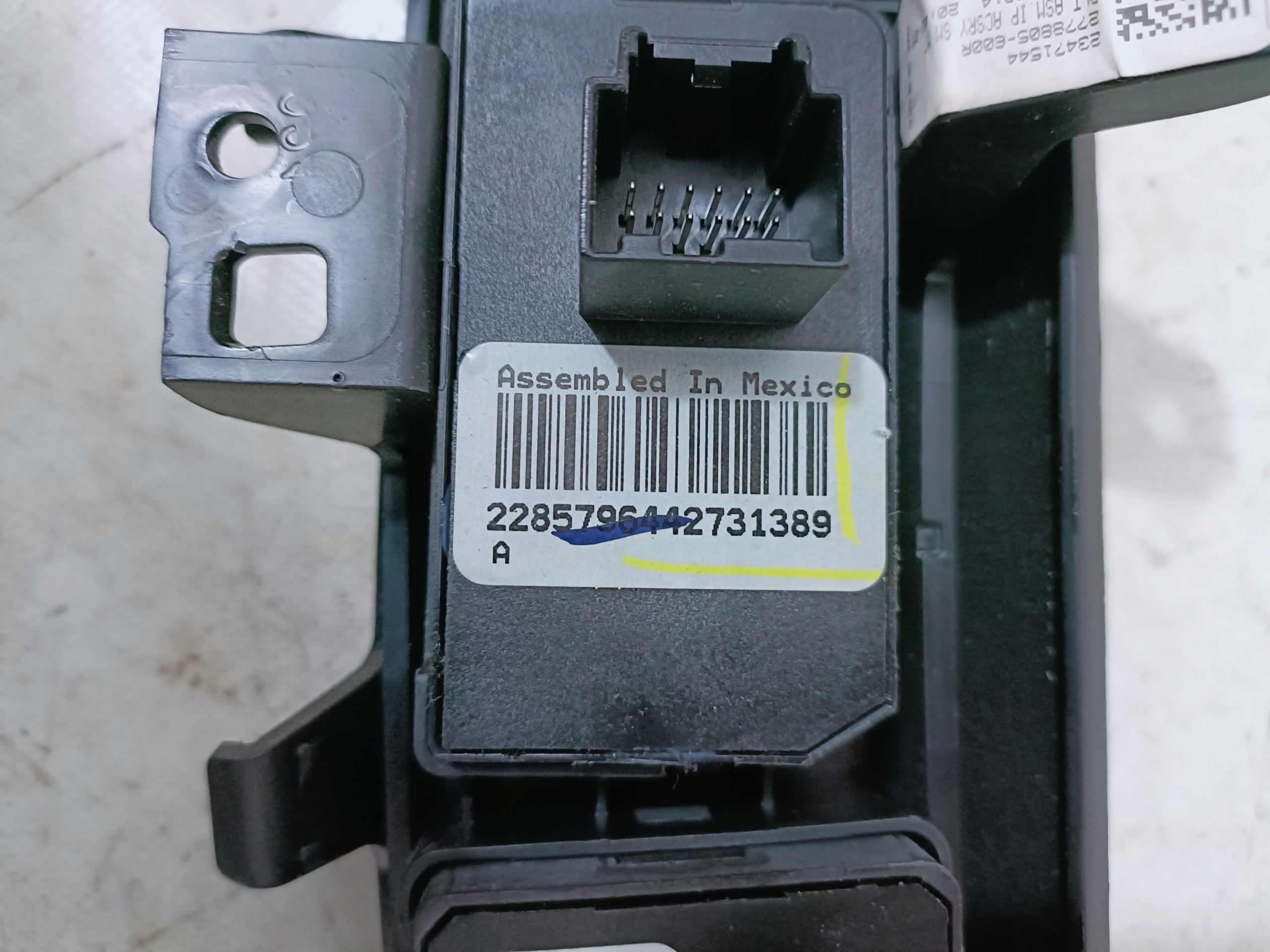 CADILLAC ESCALADE IV 15- PANEL luci TRYBU 4X4 NAPEDOW 23471544