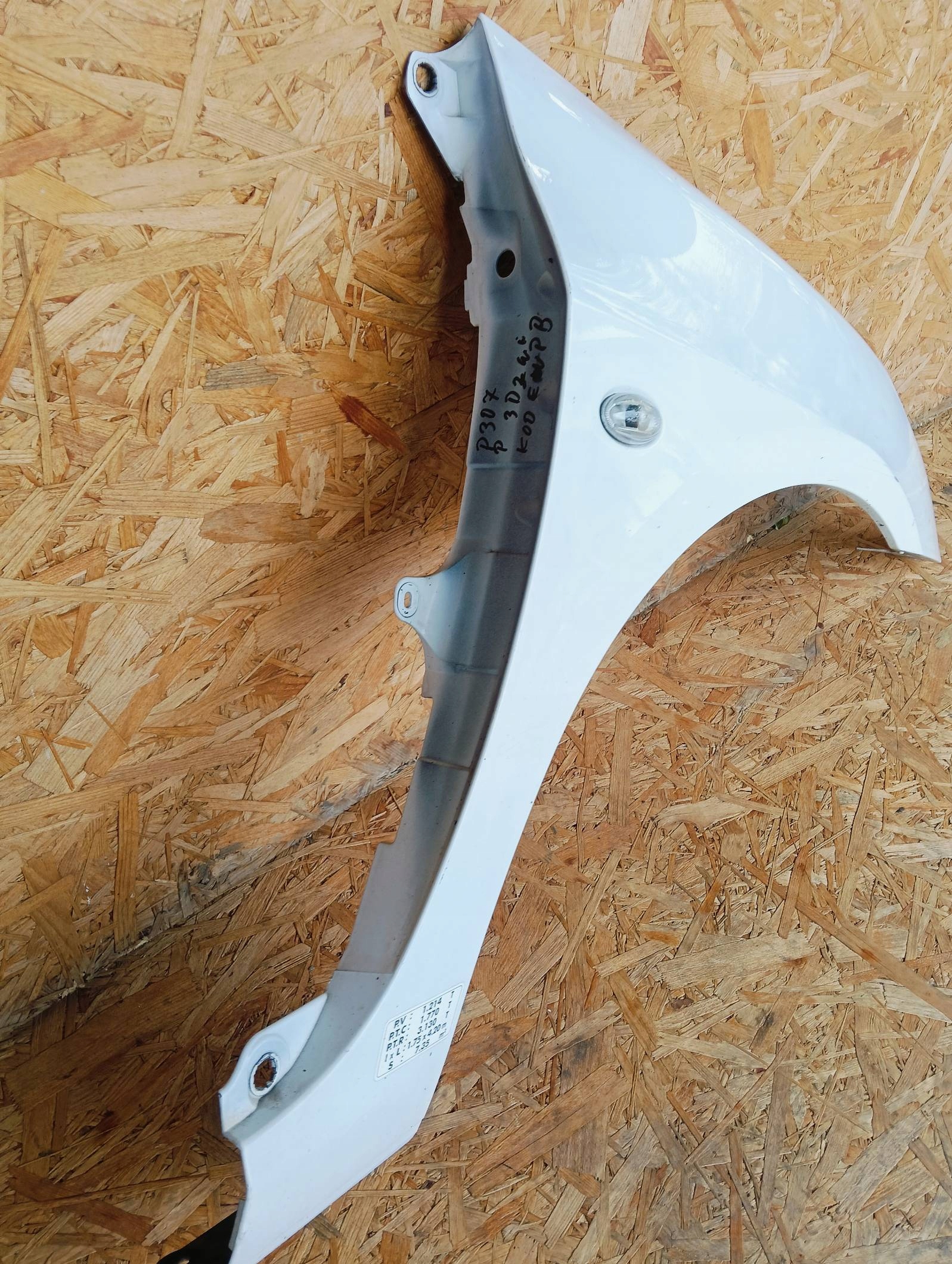 fender right front Peugeot 307 BIALY Lak EWPB