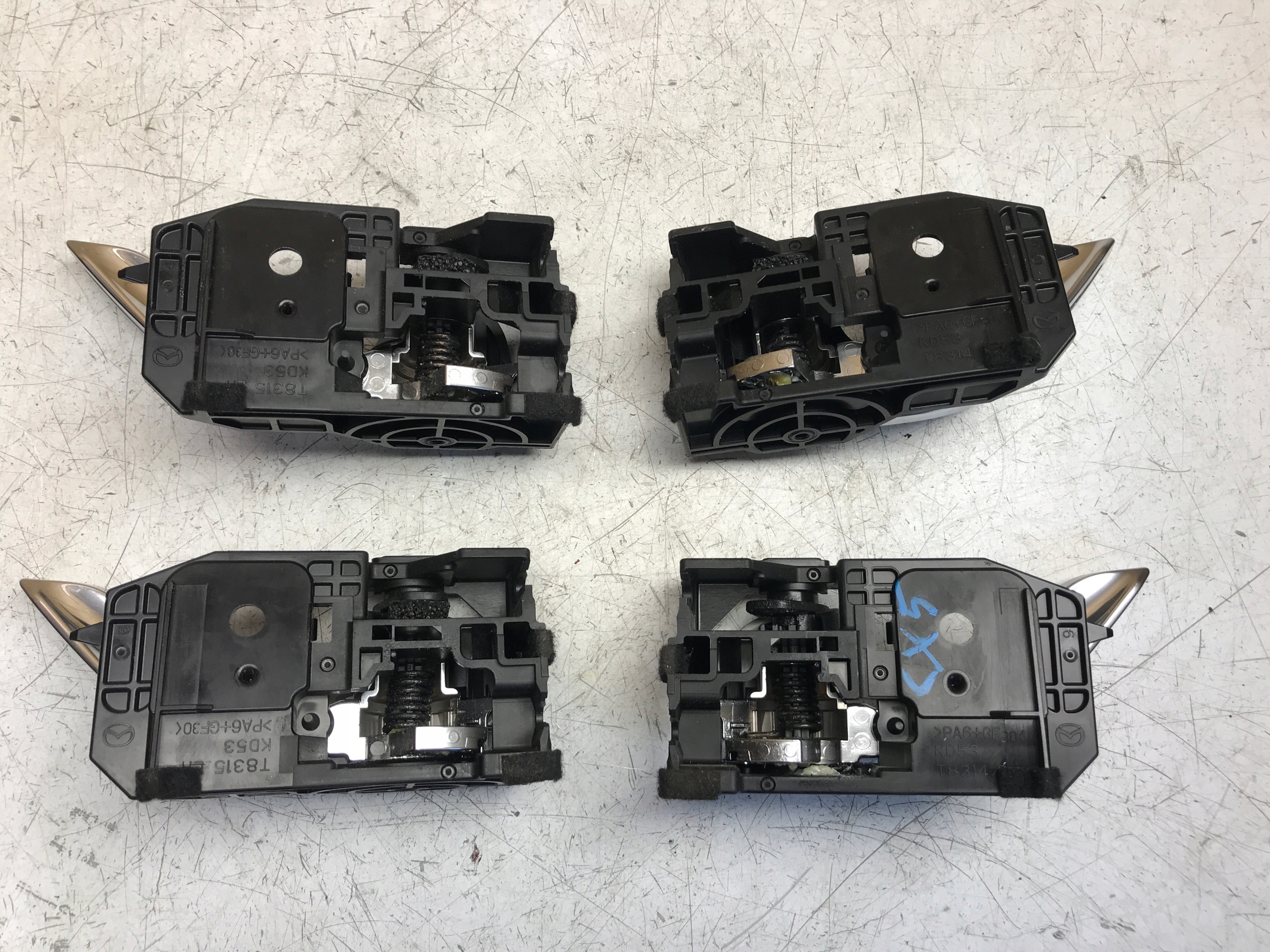 KLAMKI WEWNETRZNE KOMPLET MAZDA CX5 Part manufacturer Mazda OE