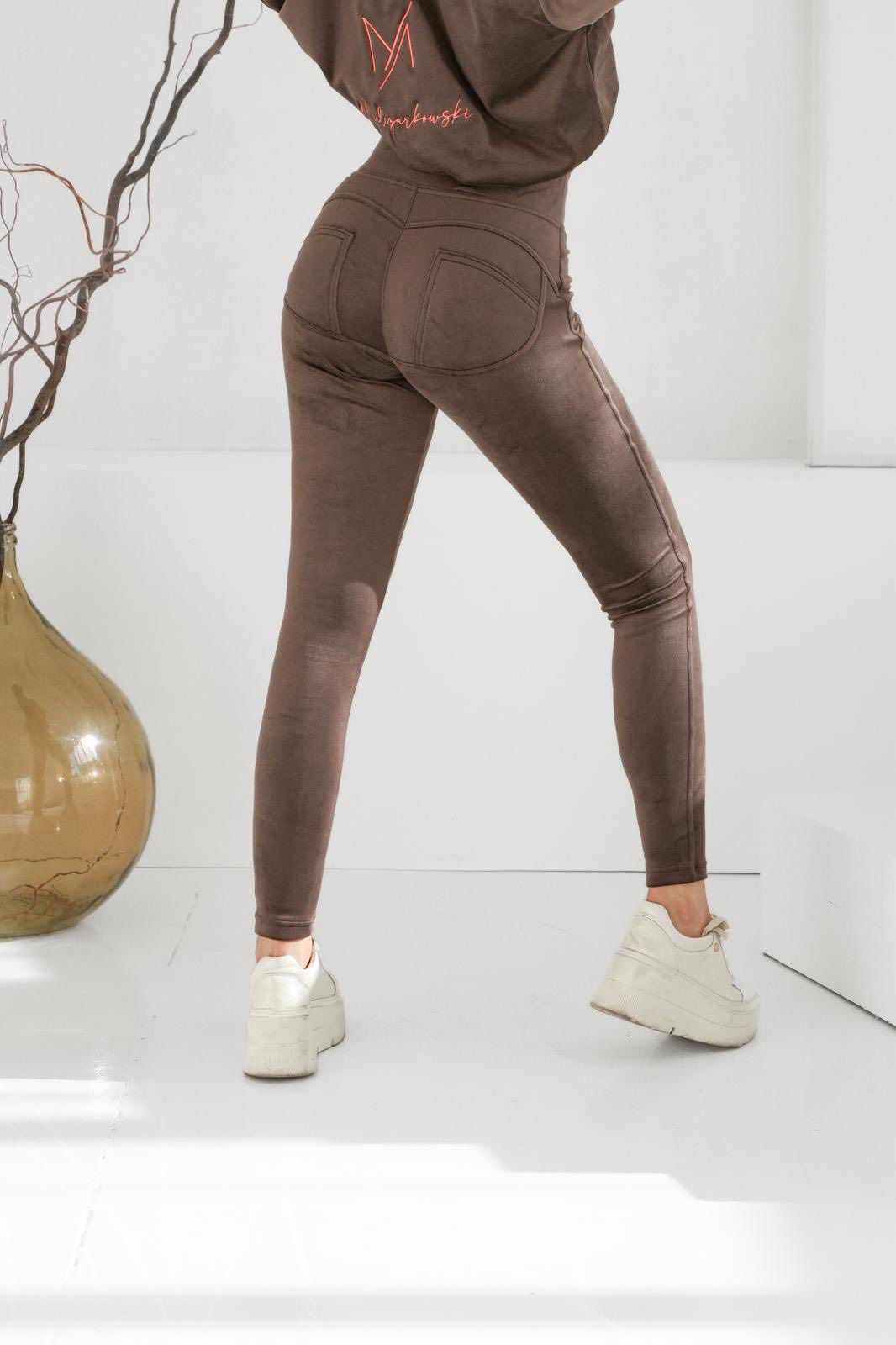 By Mielczarkowski prémiové velurové legíny Push-Up pohodlné Cappucino XL