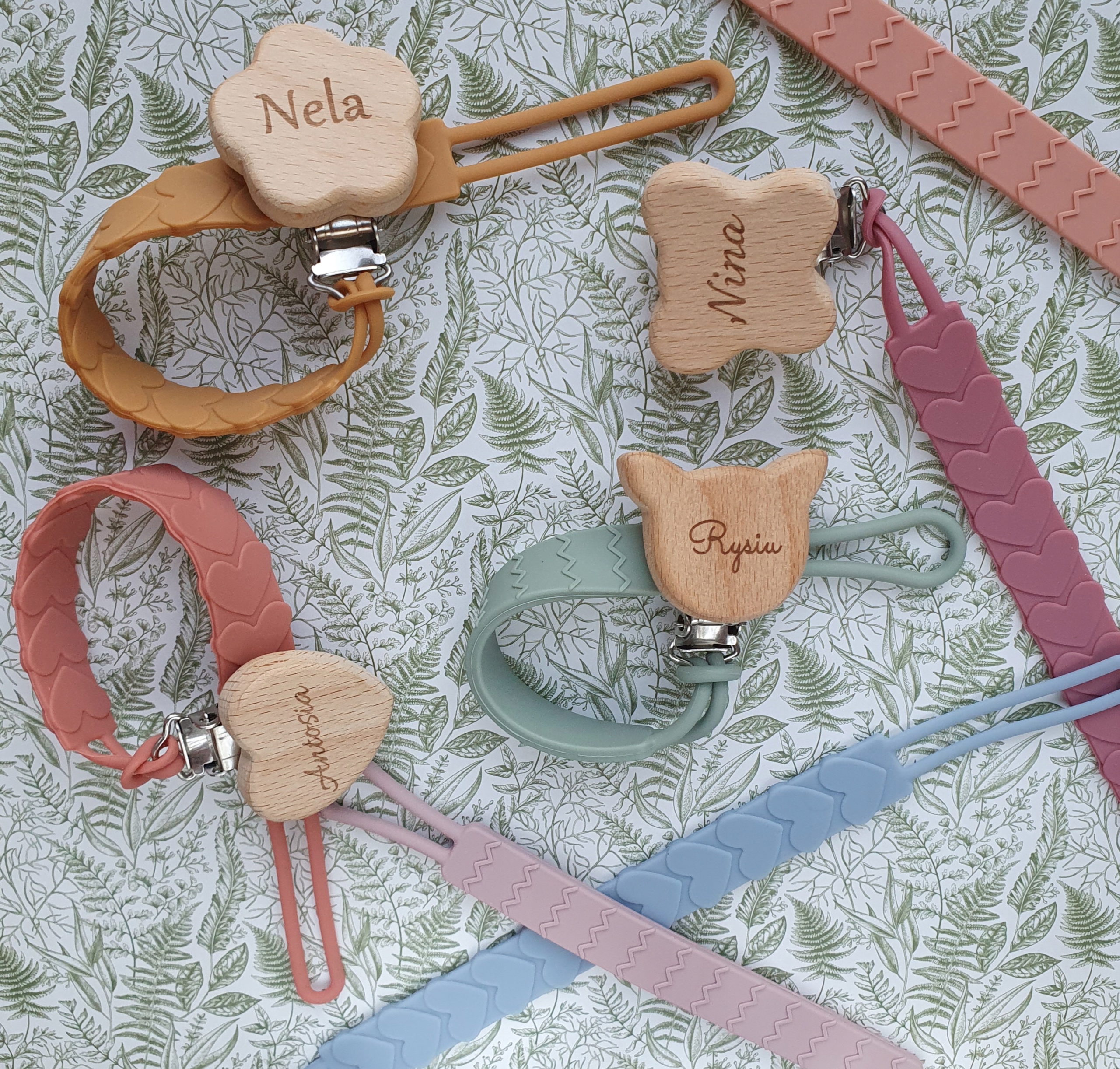 BEZPIECZNA SILIKONOWA zawieszka do smoczka. IMIĘ GRAWER. Klipsy, kolory. Kod producenta 6789