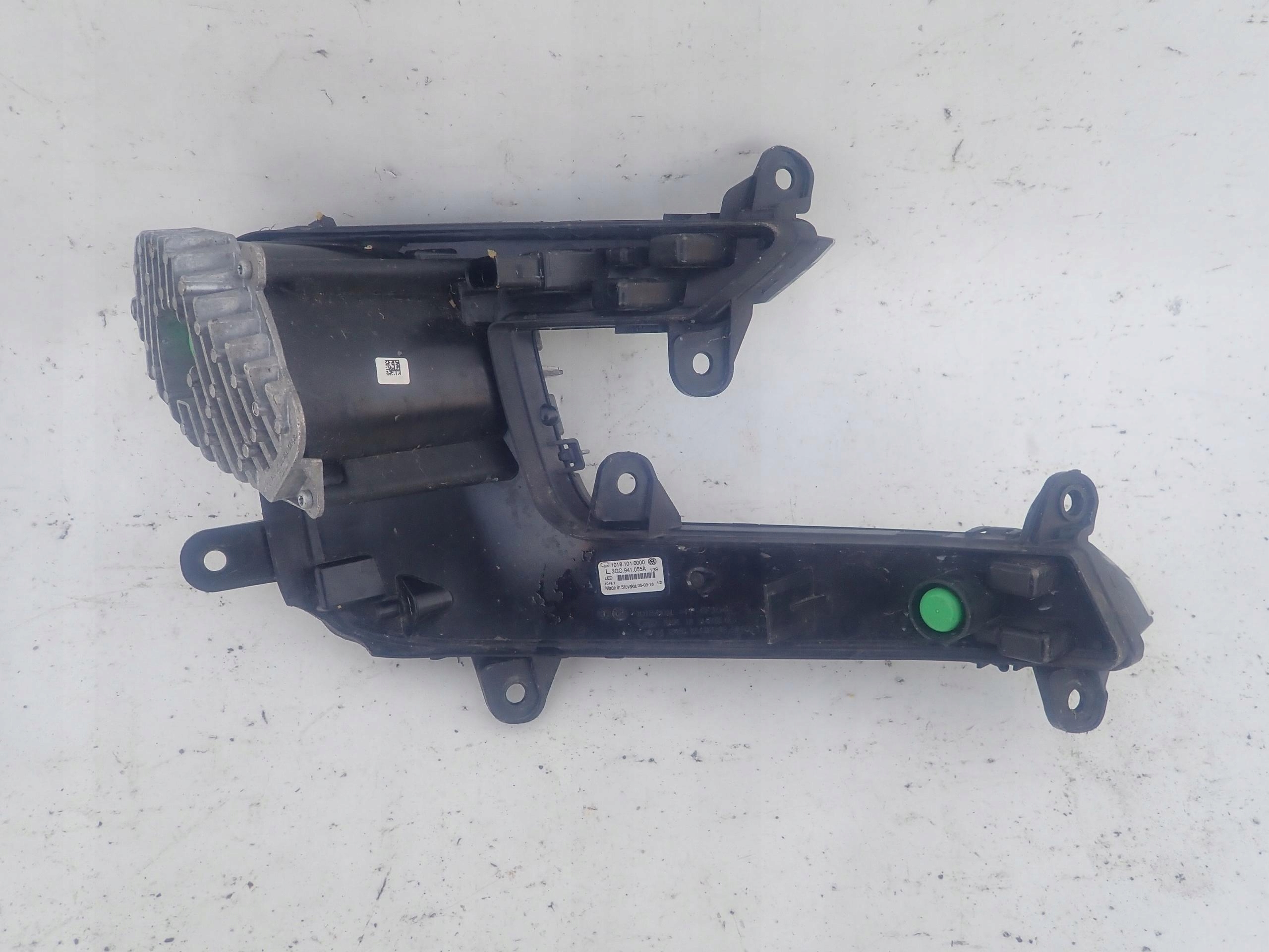 VW PASSAT B8 14-19 GTE Nebelscheinwerfer links DRL LED
