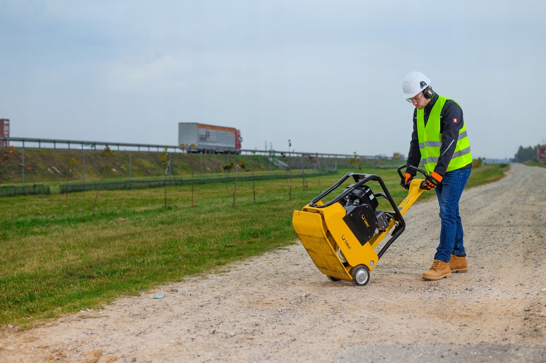 MOCNA ZAGĘSZCZARKA PŁYTOWA GRUNTU SPALINOWA 160kg REWERSYJNA CEDRUS ZG04 Liczba drgań na minutę 4810