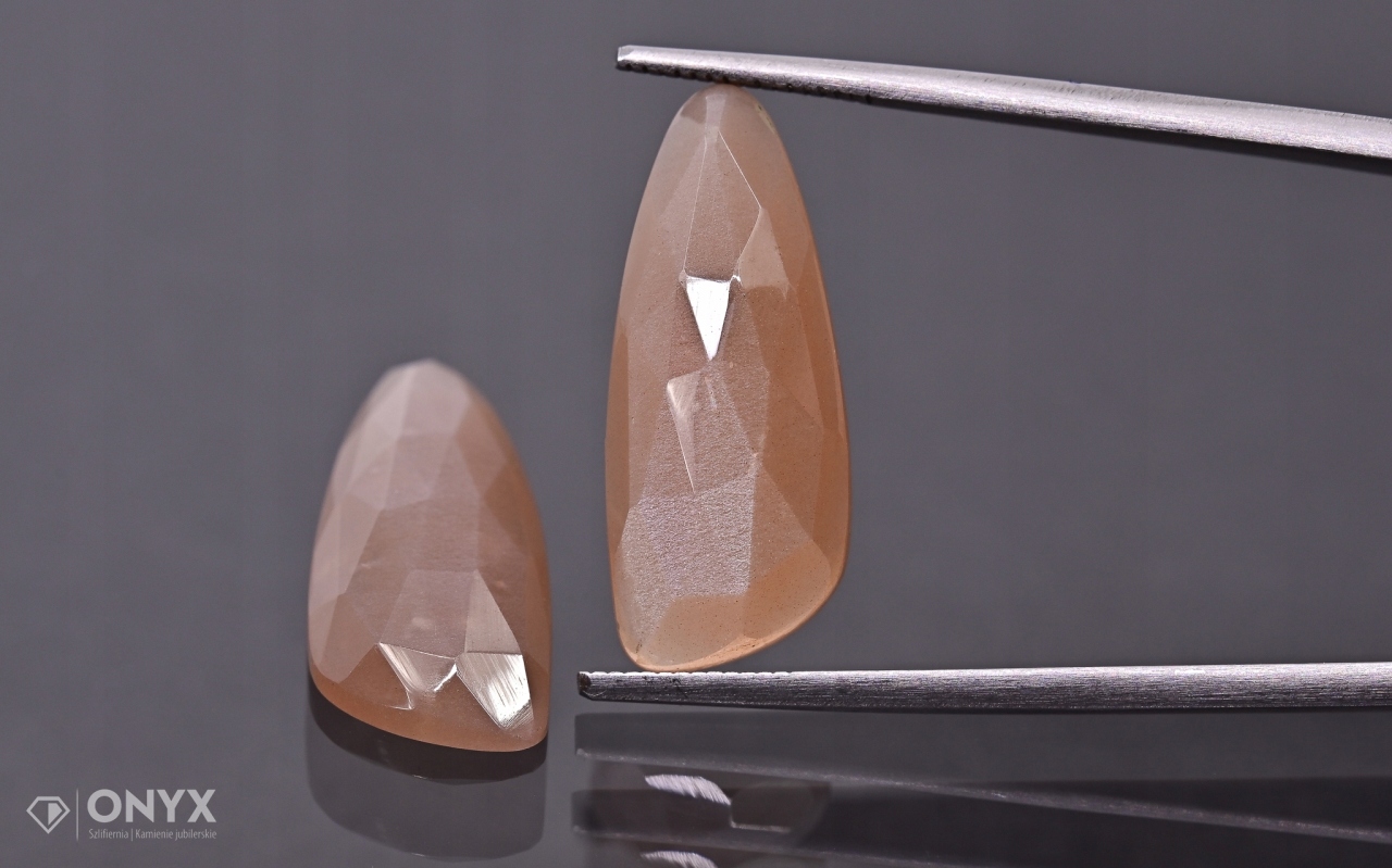 Měsíční kámen Pár fazetovaný nepravidelný 22x