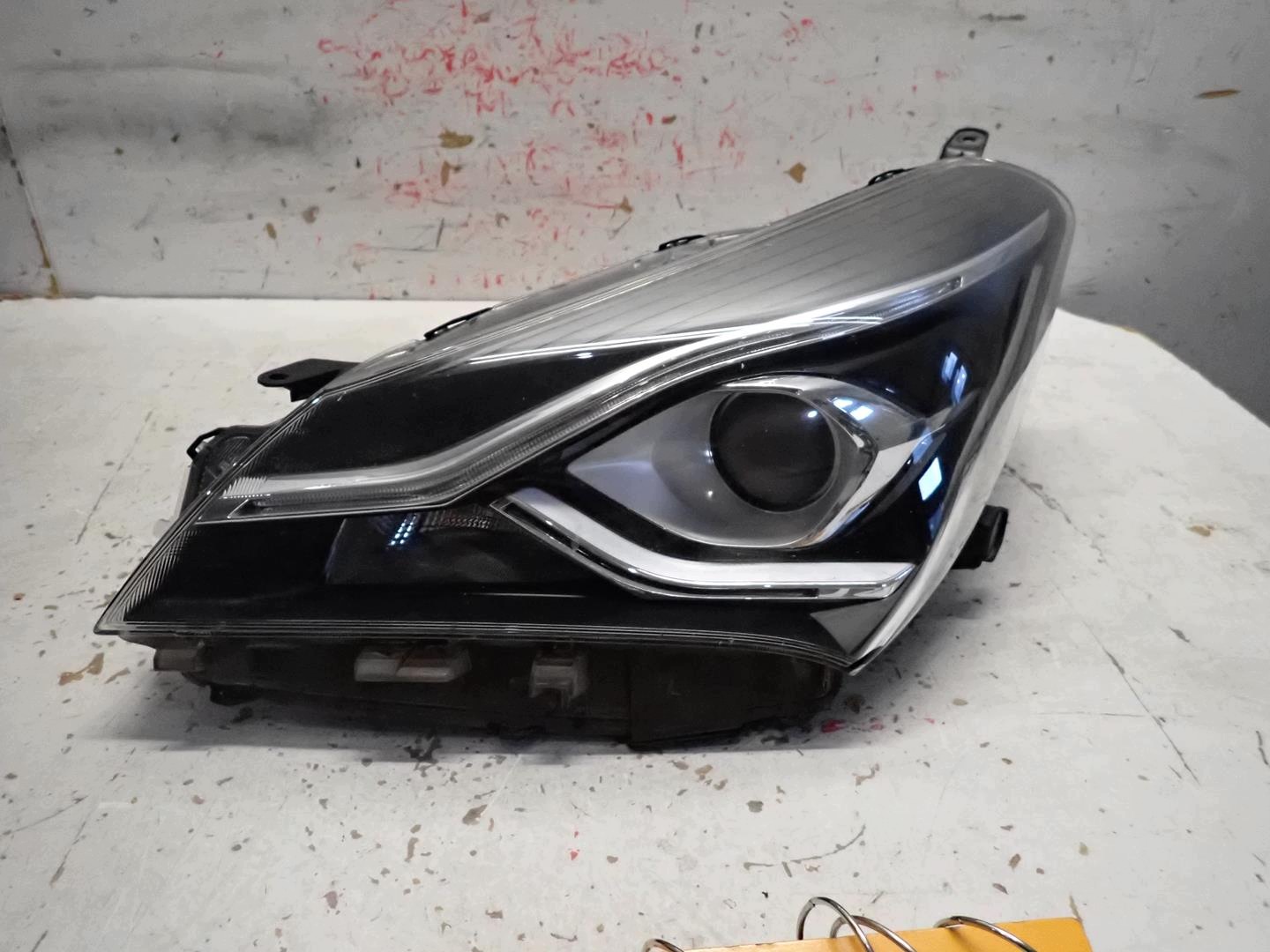 light front front left TOYOTA YARIS III LIFT 2017- LED
