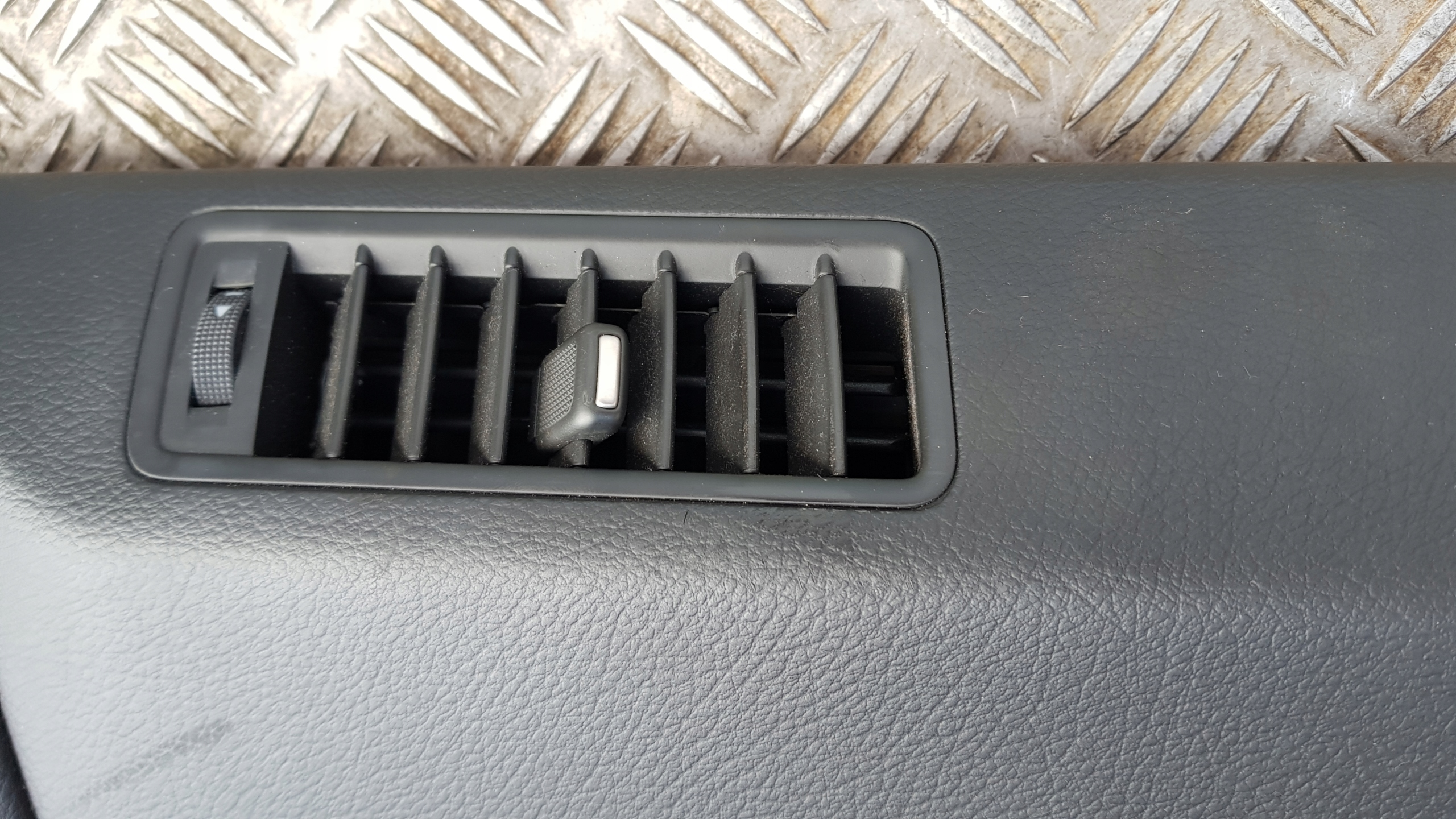 AUDI A8 D3 cover SLUPKA right 4e0819724c