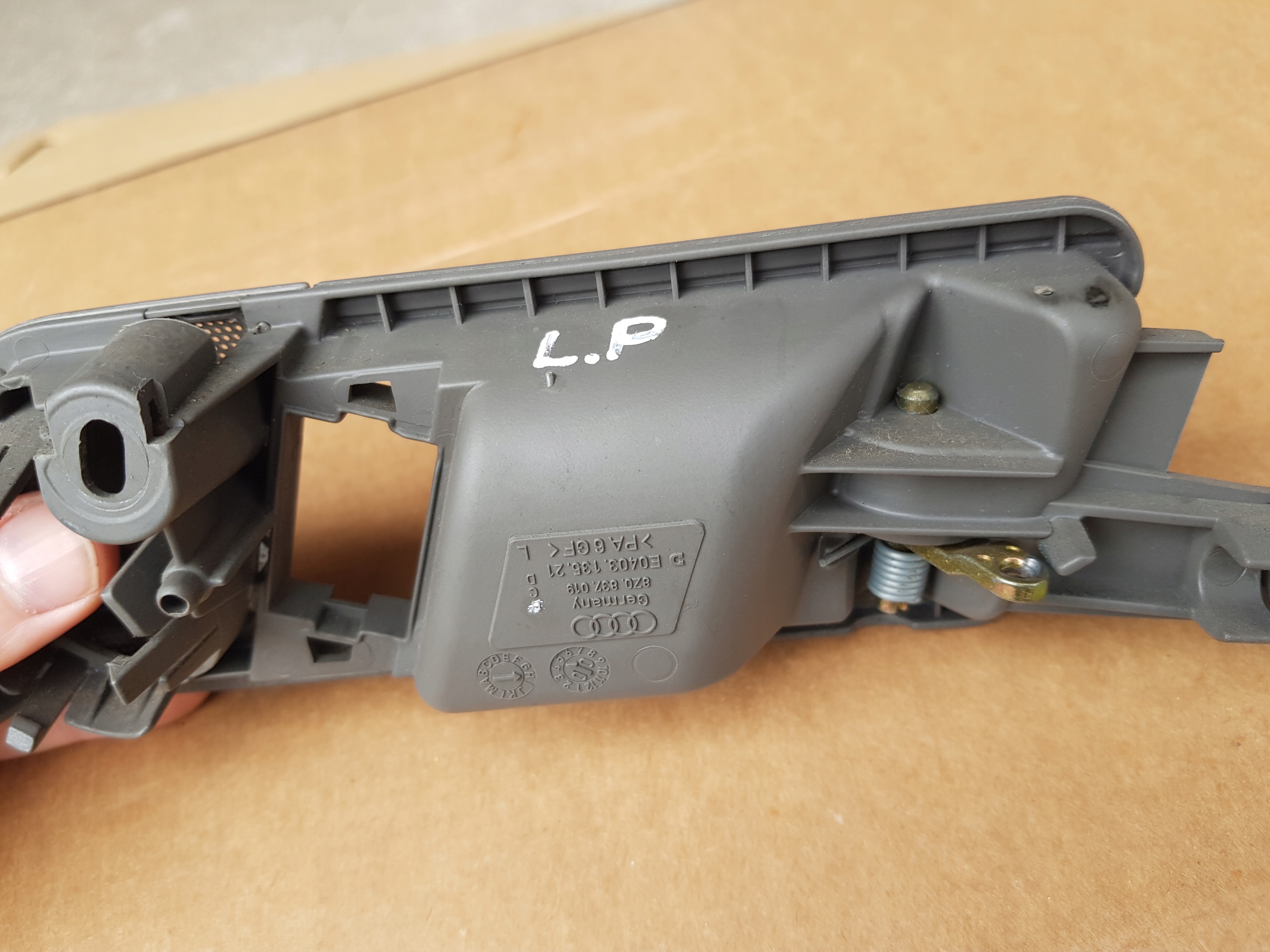 ручка двери внутренняя передняя A2 / 8Z0837019 / исправная