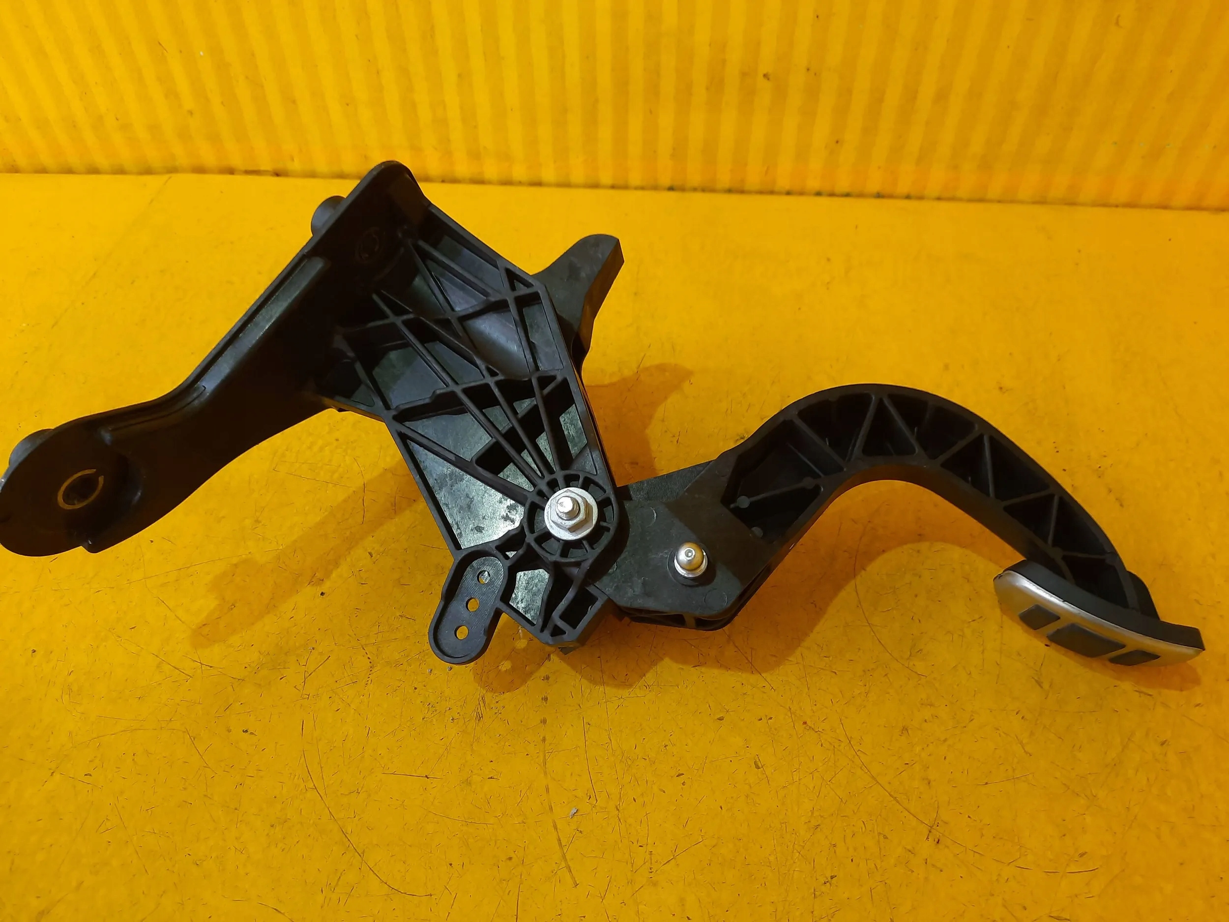 opel MOKKA II b педаль тормоза