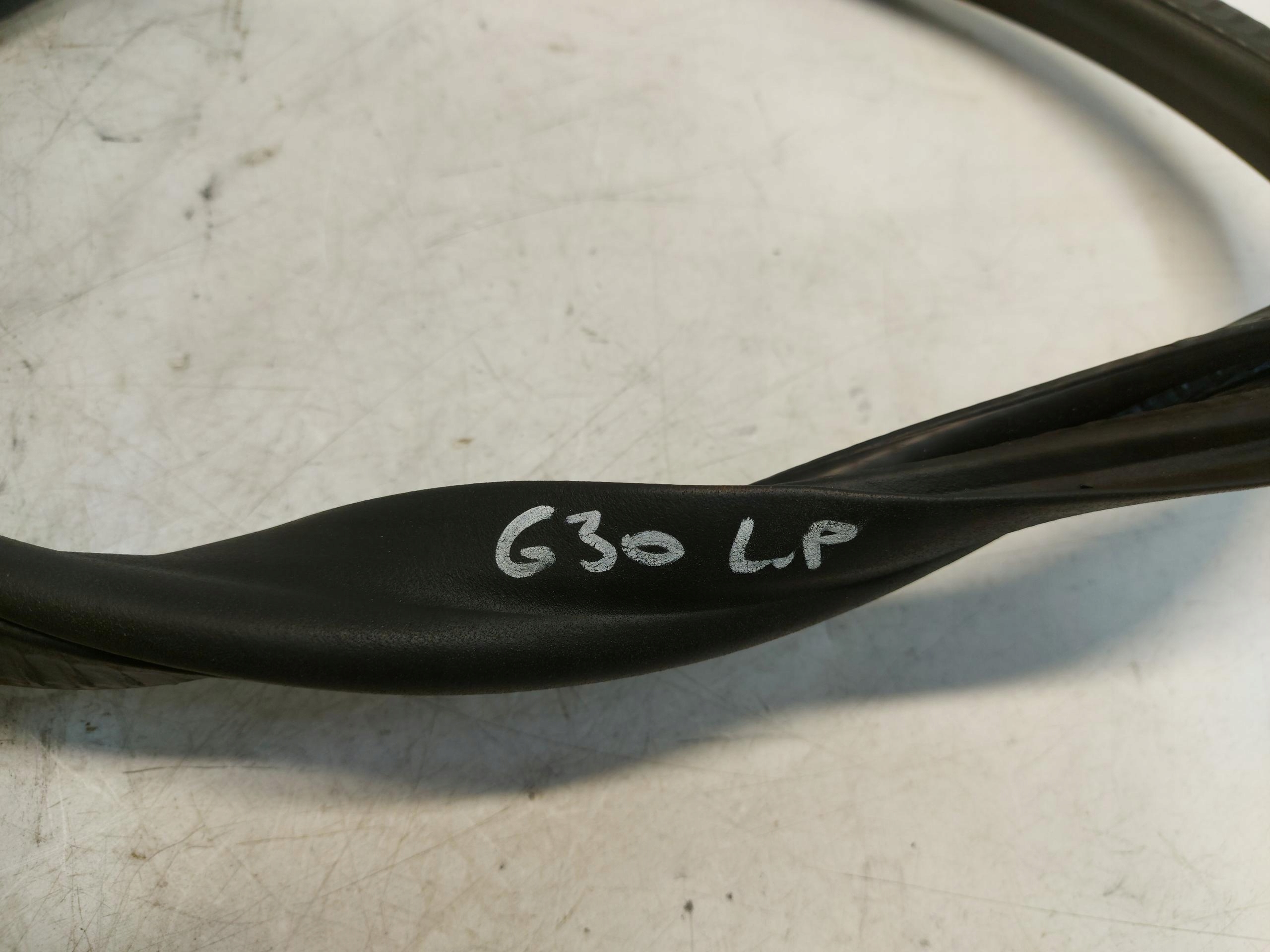 BMW G30 530e těsnění levý předek