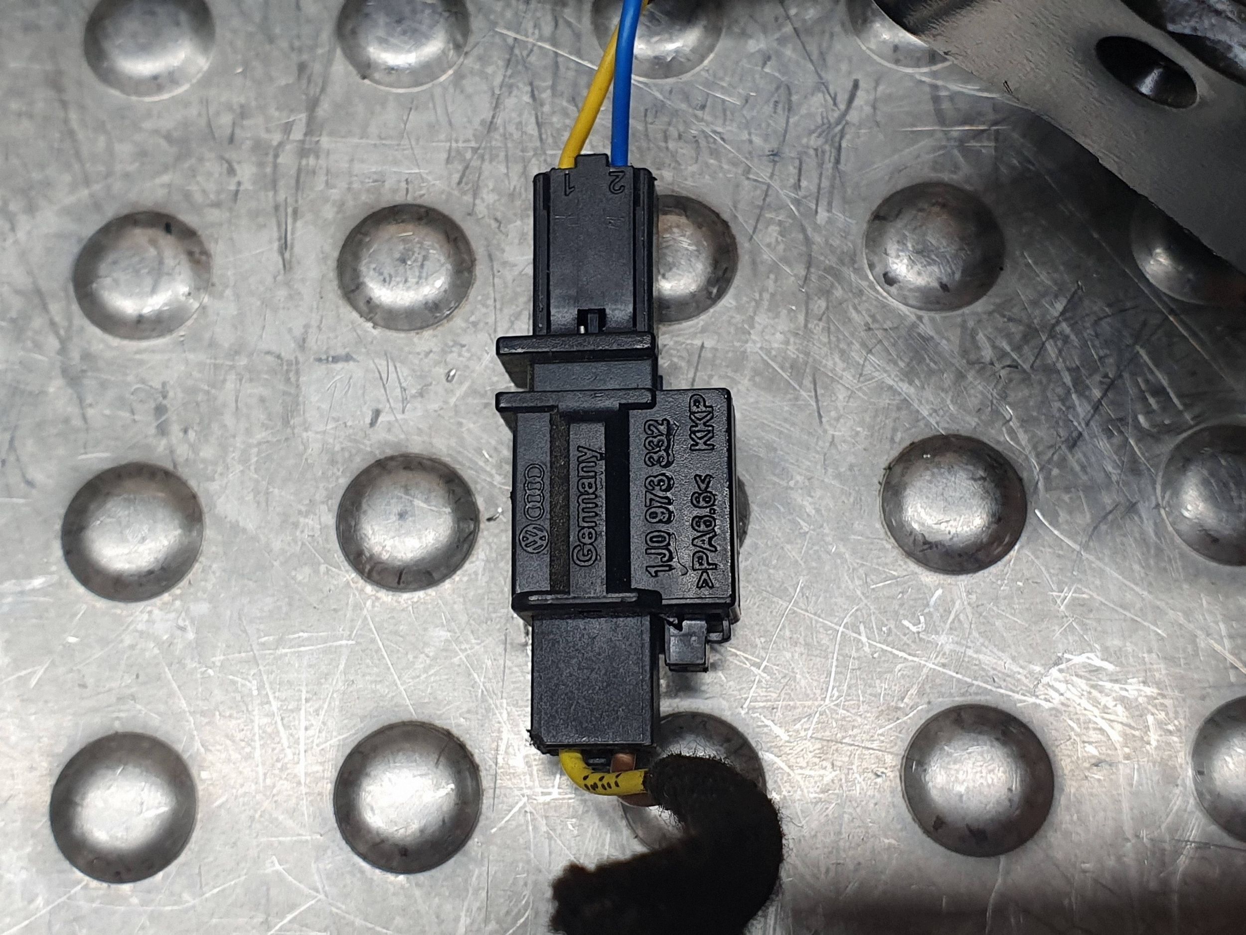 Fixation arbre ceintures sécurité Arrière 8V0857740 AUDI A3 8V