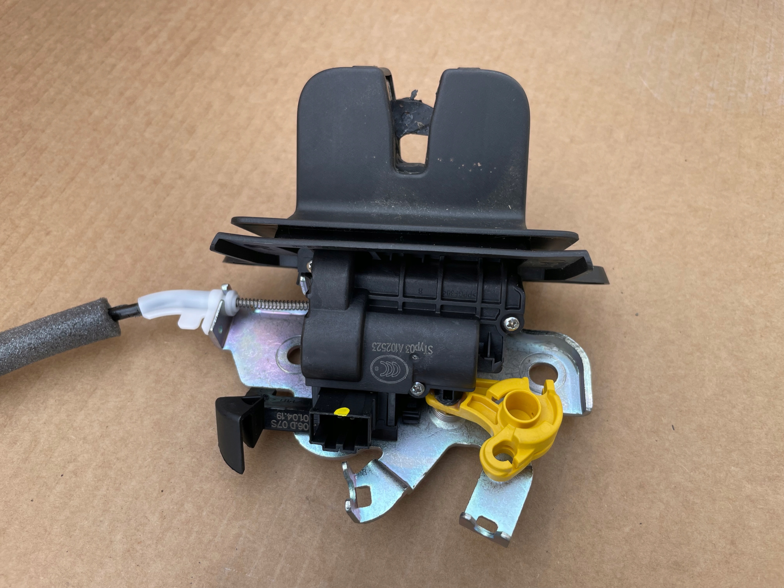 lock DOCIAG bonnet 3V5827887B 4M0827506D AUDI VW