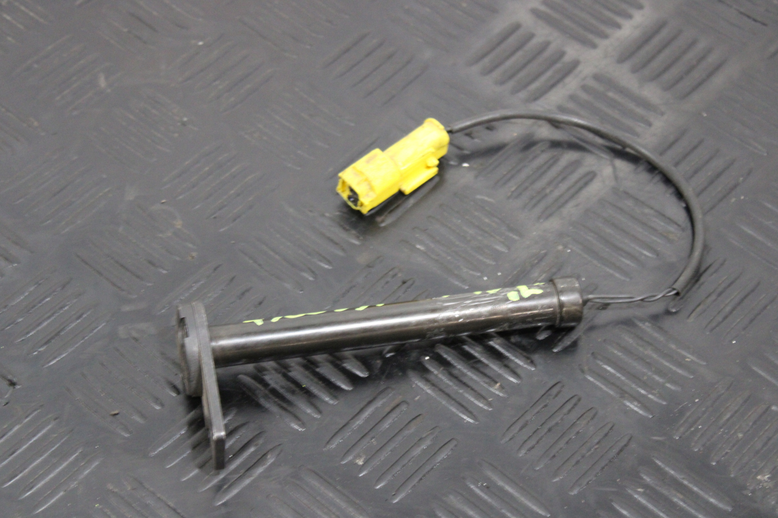 NABOJ PIROTECHNICZNY bonnets left 7300537 BMW 2 F45 ACTIVE TOURER