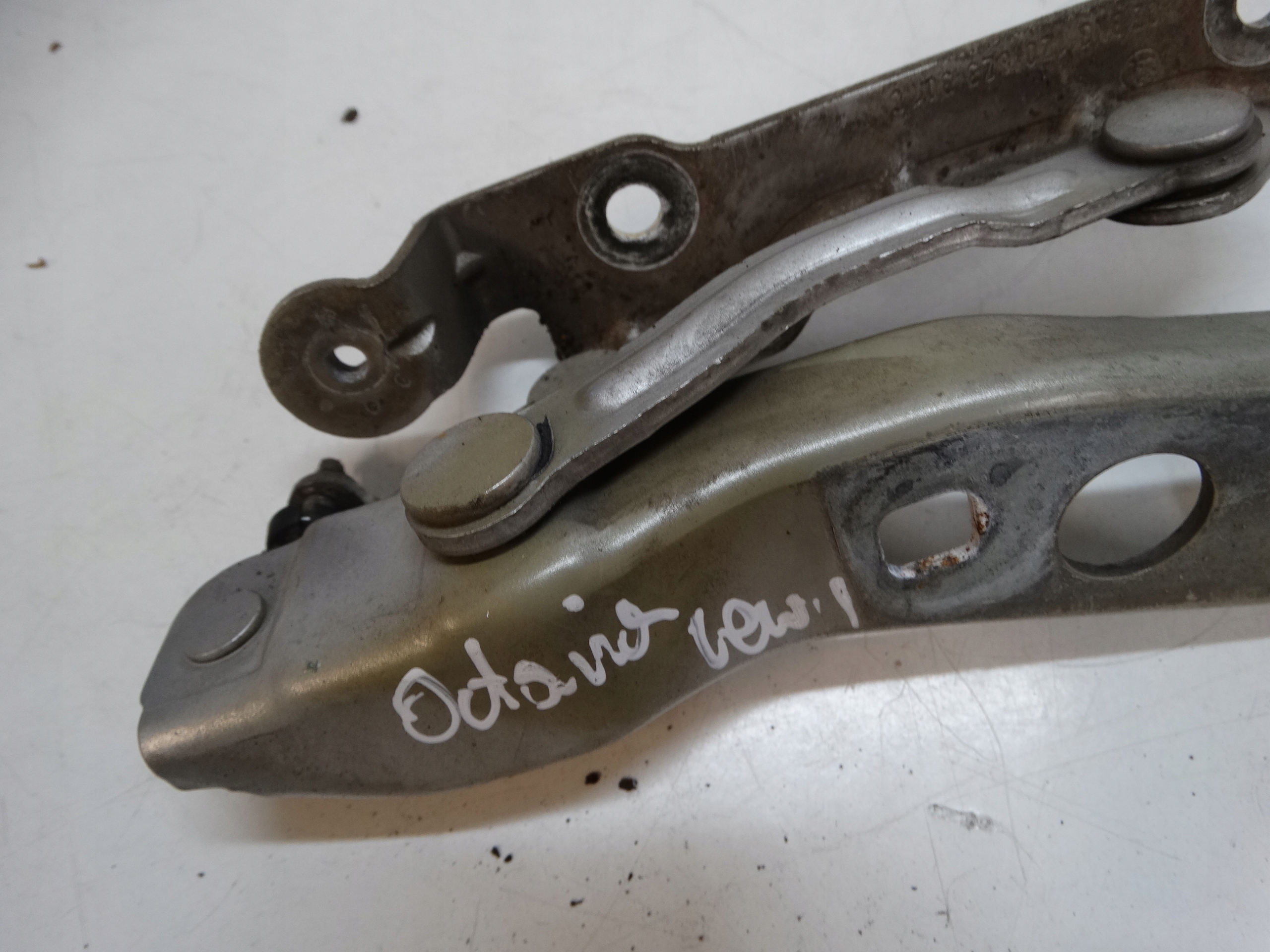 hinge bonnets left SKODA OCTAVIA II 1Z0823301C