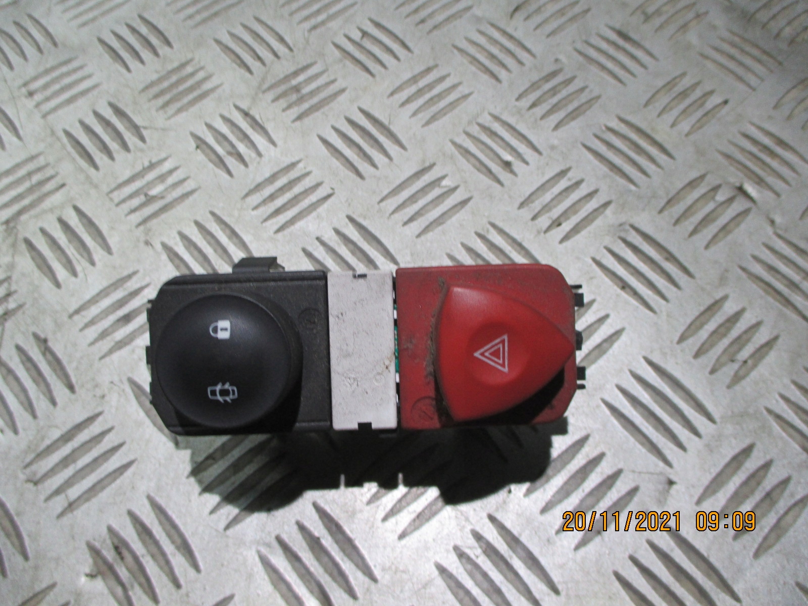 PRZEŁĄCZNIK AWARYJNYCH SCENIC II 8200095493