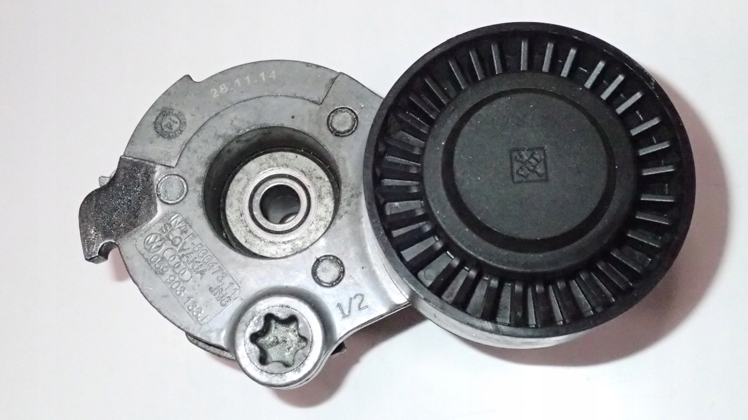 NAPINACZ ROLKA PASKA KLINOWEGO AUDI Q7 059903133J