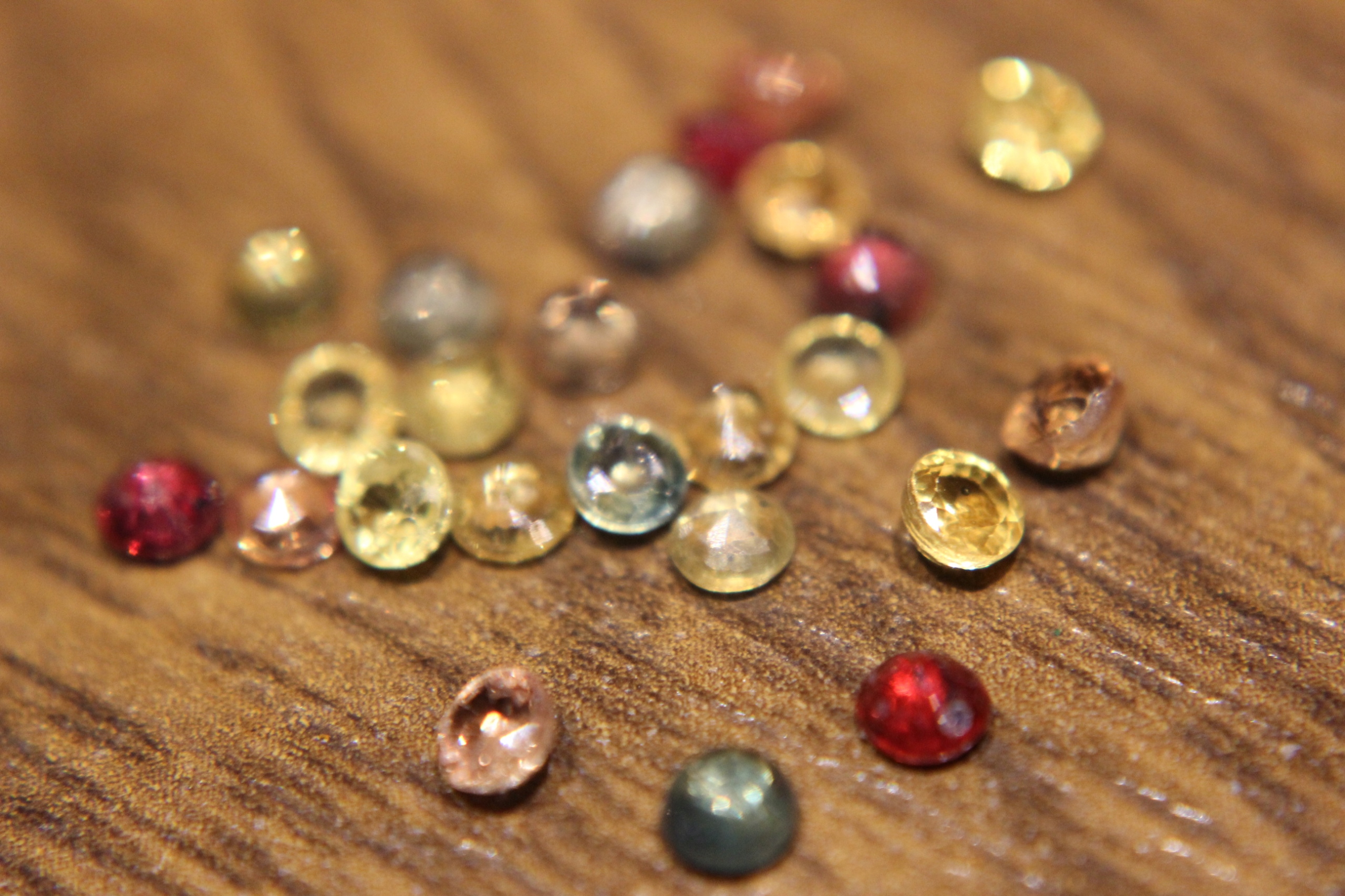 Safírové přírodní kameny 4.45ct 25 kusů