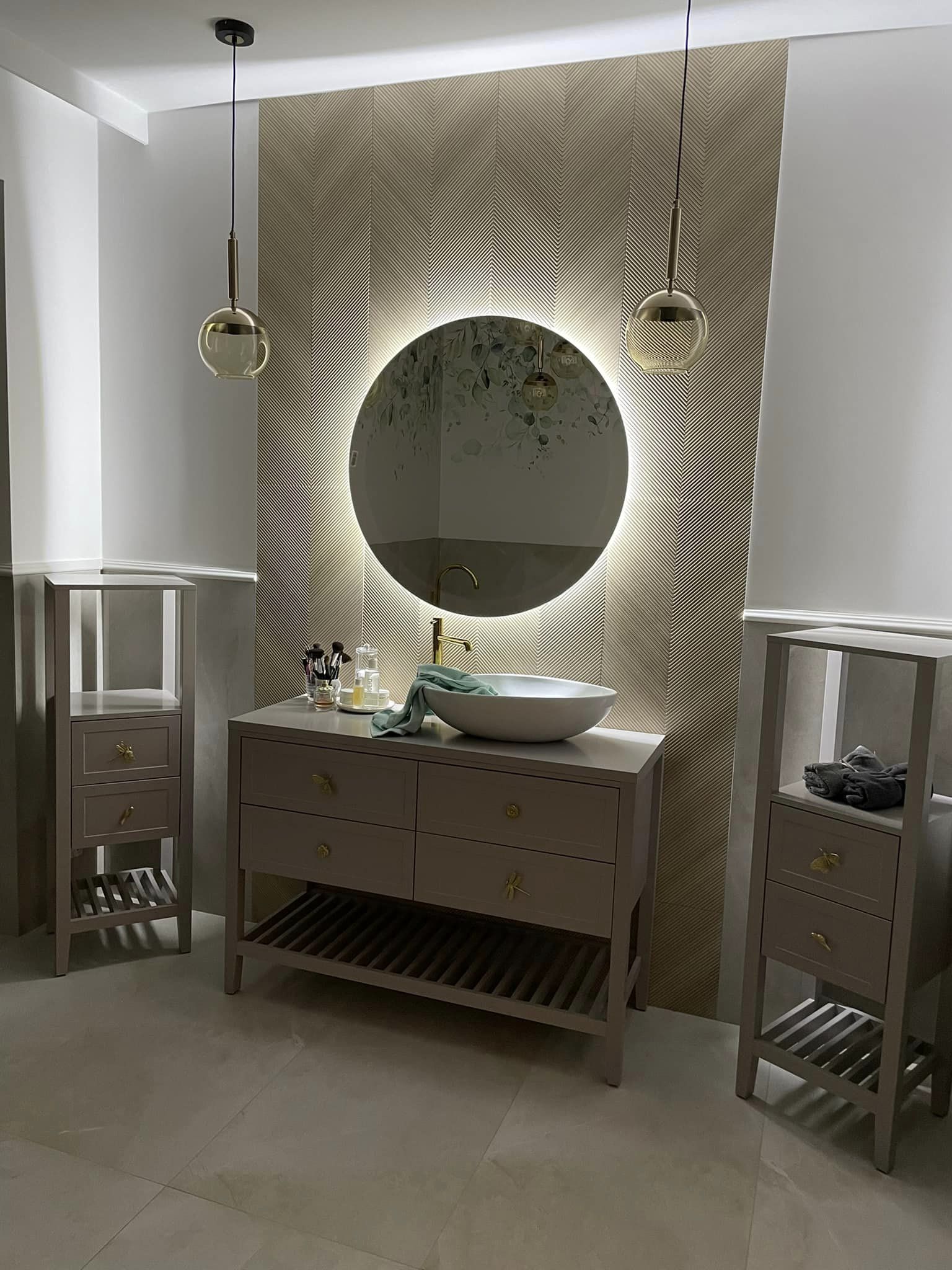 LUSTRO OKRĄGŁE PODŚWIETLANE LED fi 80cm ŁAZIENKOWE Materiał ramy brak ramy