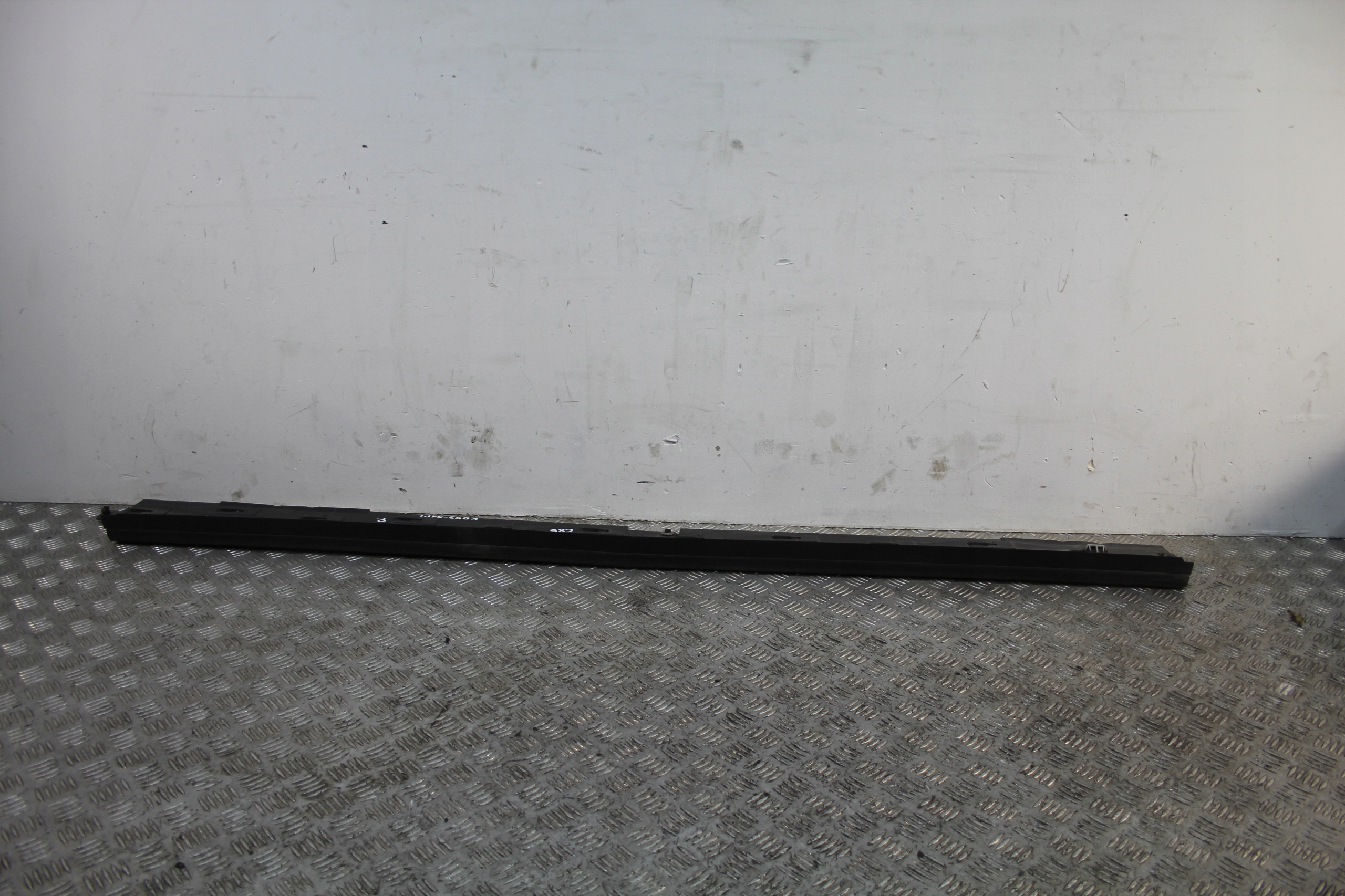 holder of the threshold threshold right MAZDA CX5 KD LIFT