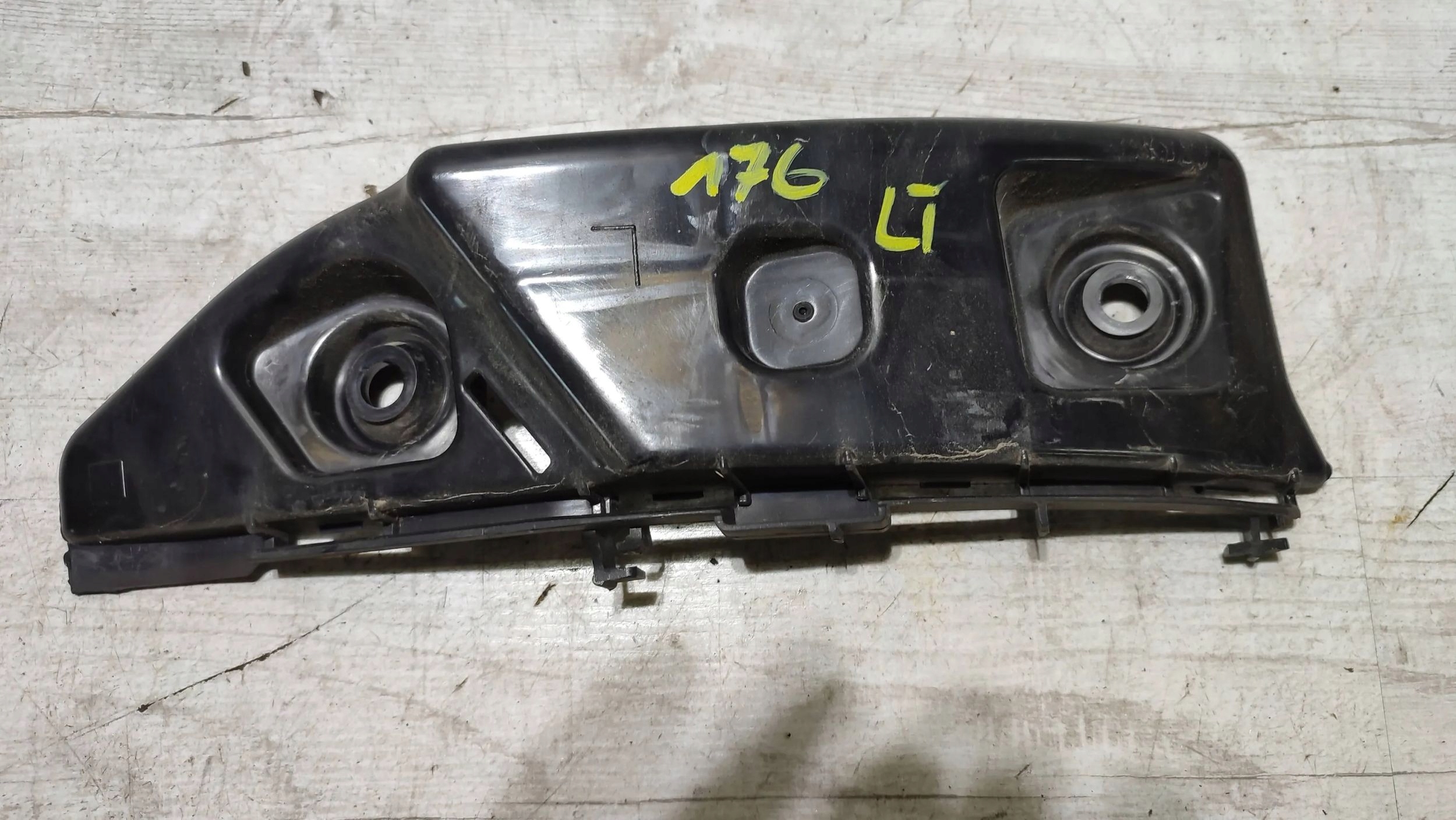 Mercedes-Benz A W176 2017 rear part side left bumper bracket