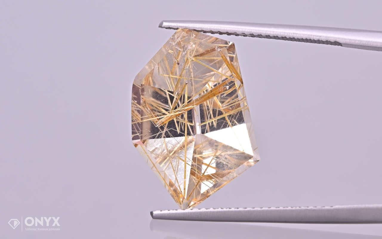 Křemen s rutilem fazetovaný nepravidelný 19,5x12,5 mm