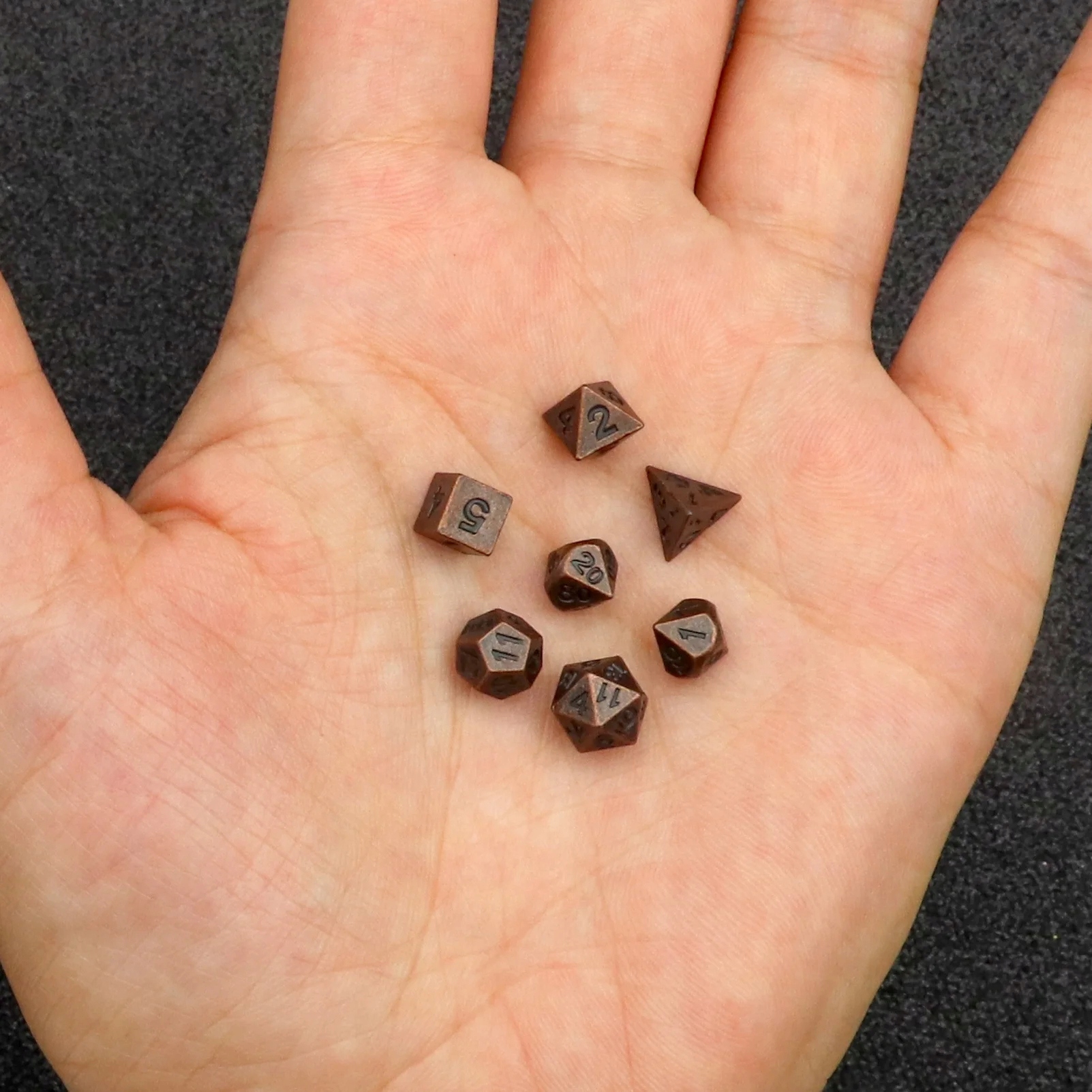 MALUTKI ZESTAW 7 METALOWYCH KOŚCI HOBBITON + MIEDZIANY BRELOCZEK Producent RGFK