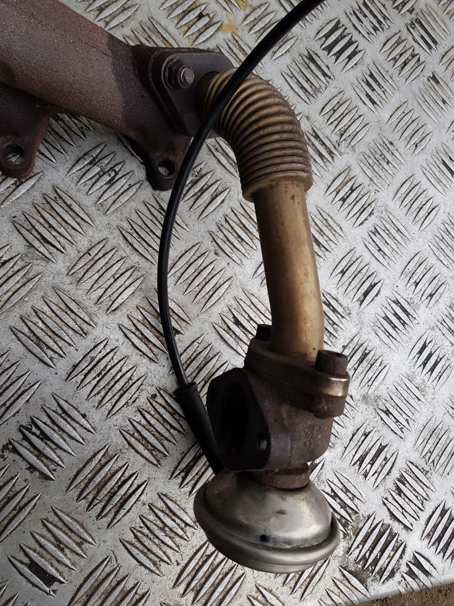AUDI A6 C4 2.5 TDI pipe EGR egr valve 046131503A
