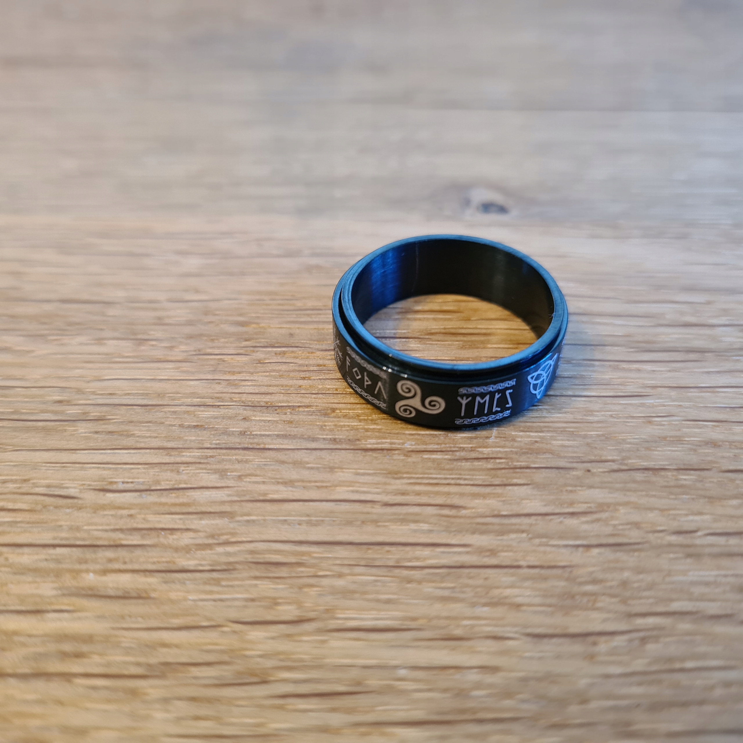 CZARNA OBRĄCZKA ANTYSTRESOWA SYGNET PIERŚCIONEK VALKNUT THOR VEGVISIR R22 Rozmiar/Średnica wew. (mm) 22/19,67