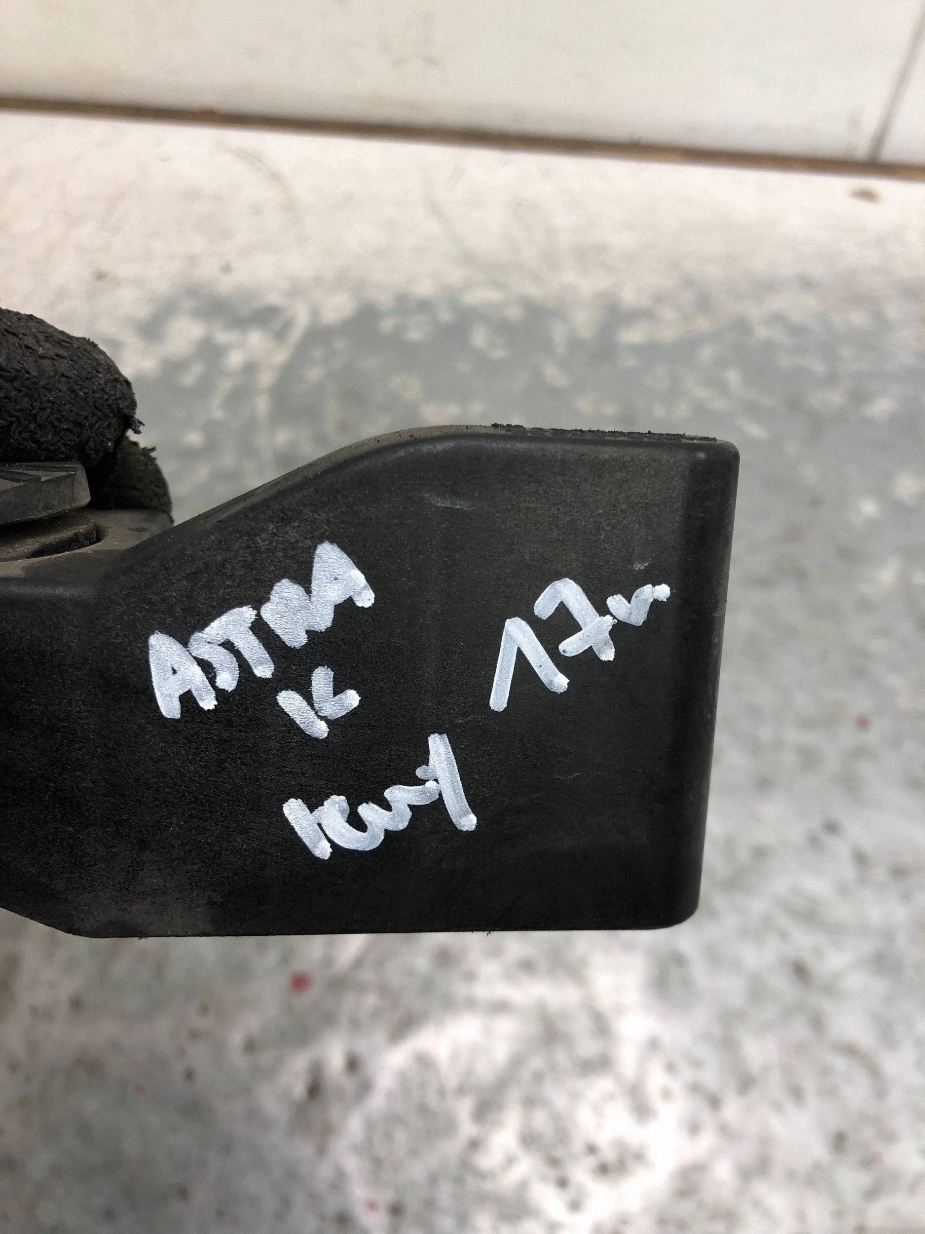 bracket holder radiator left OPEL ASTRA K KOMBI 13466590