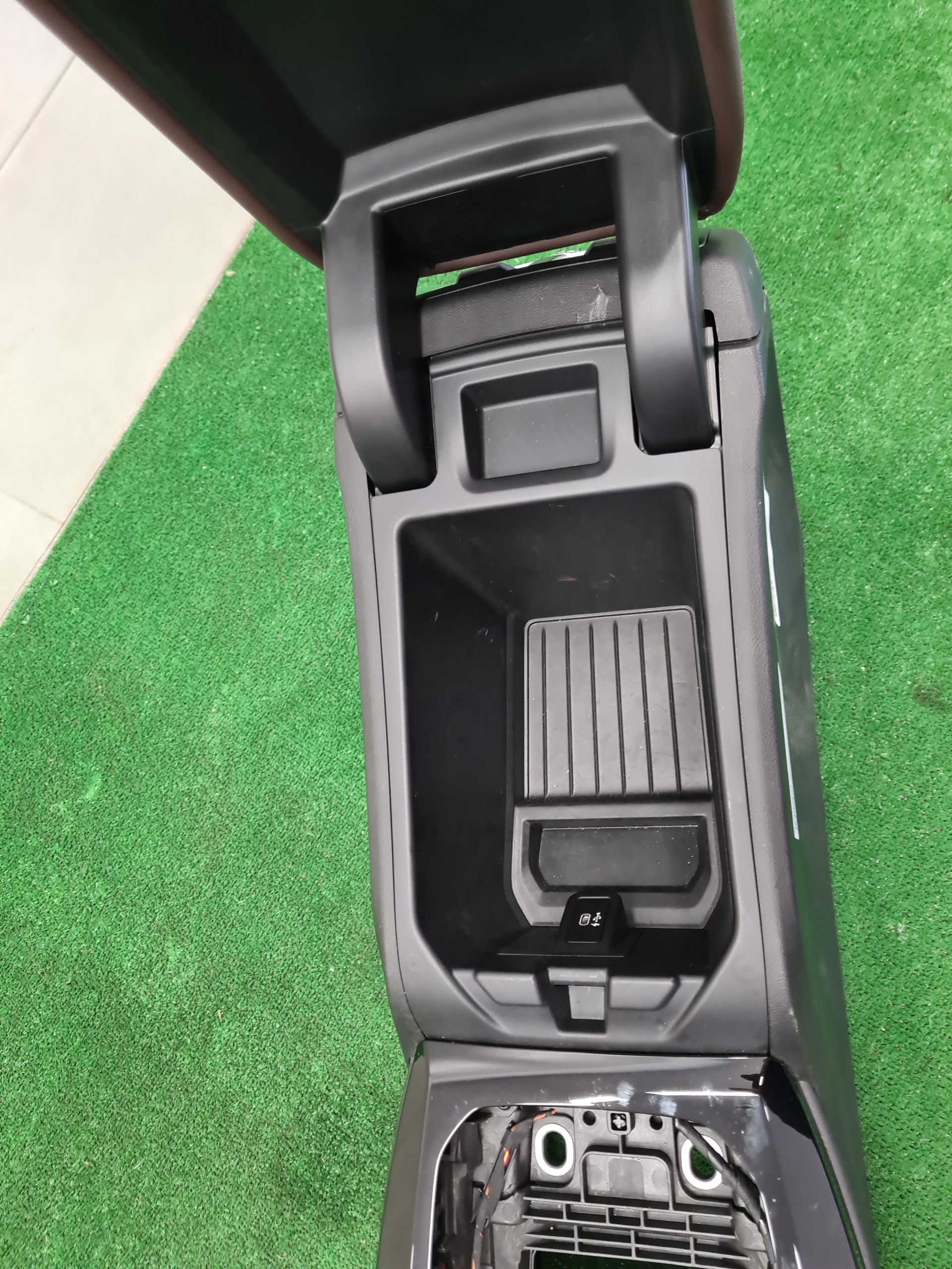 BMW G08 тунель середина