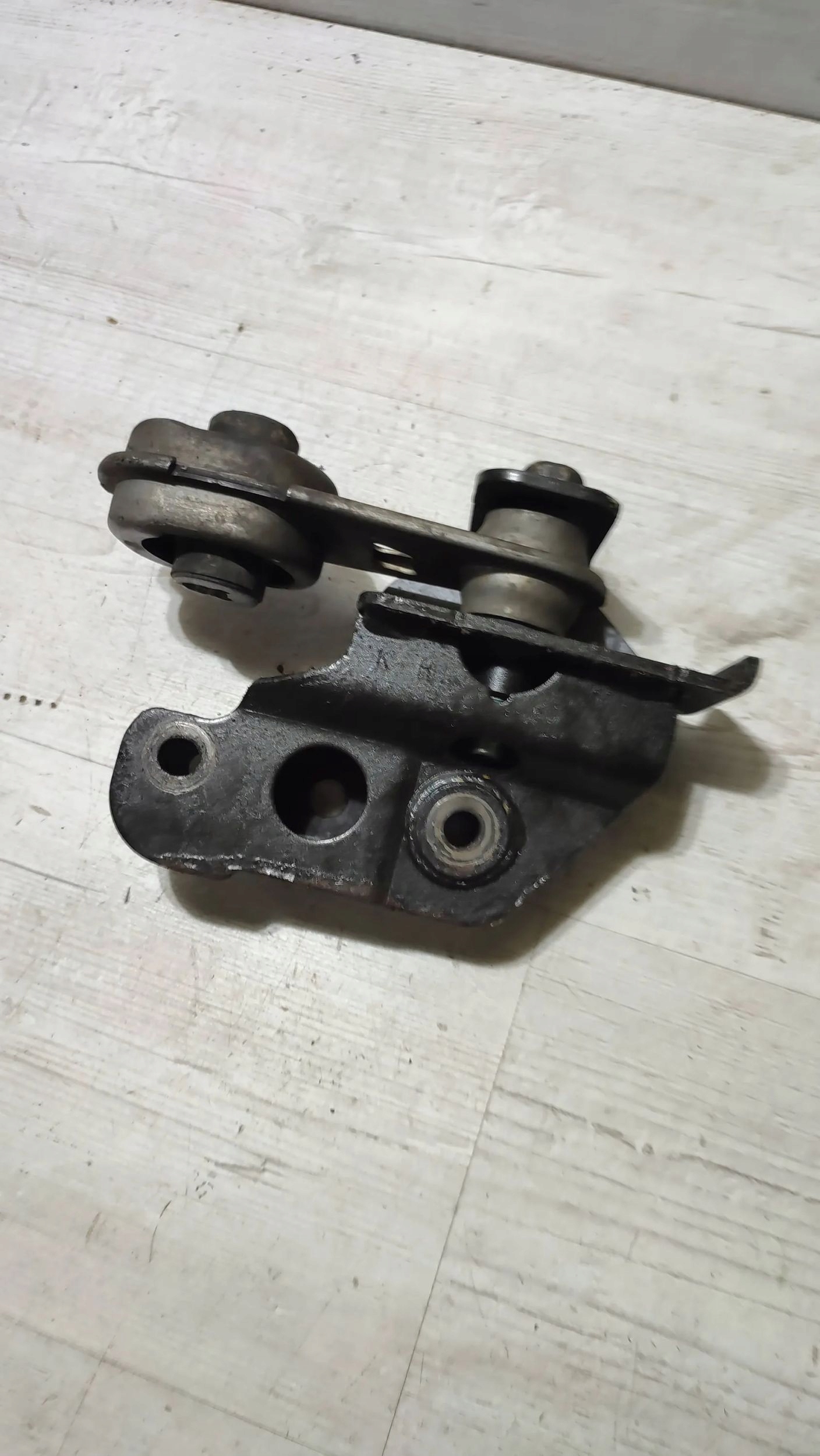 Renault Kadjar 17r 1.5dci gearbox mount