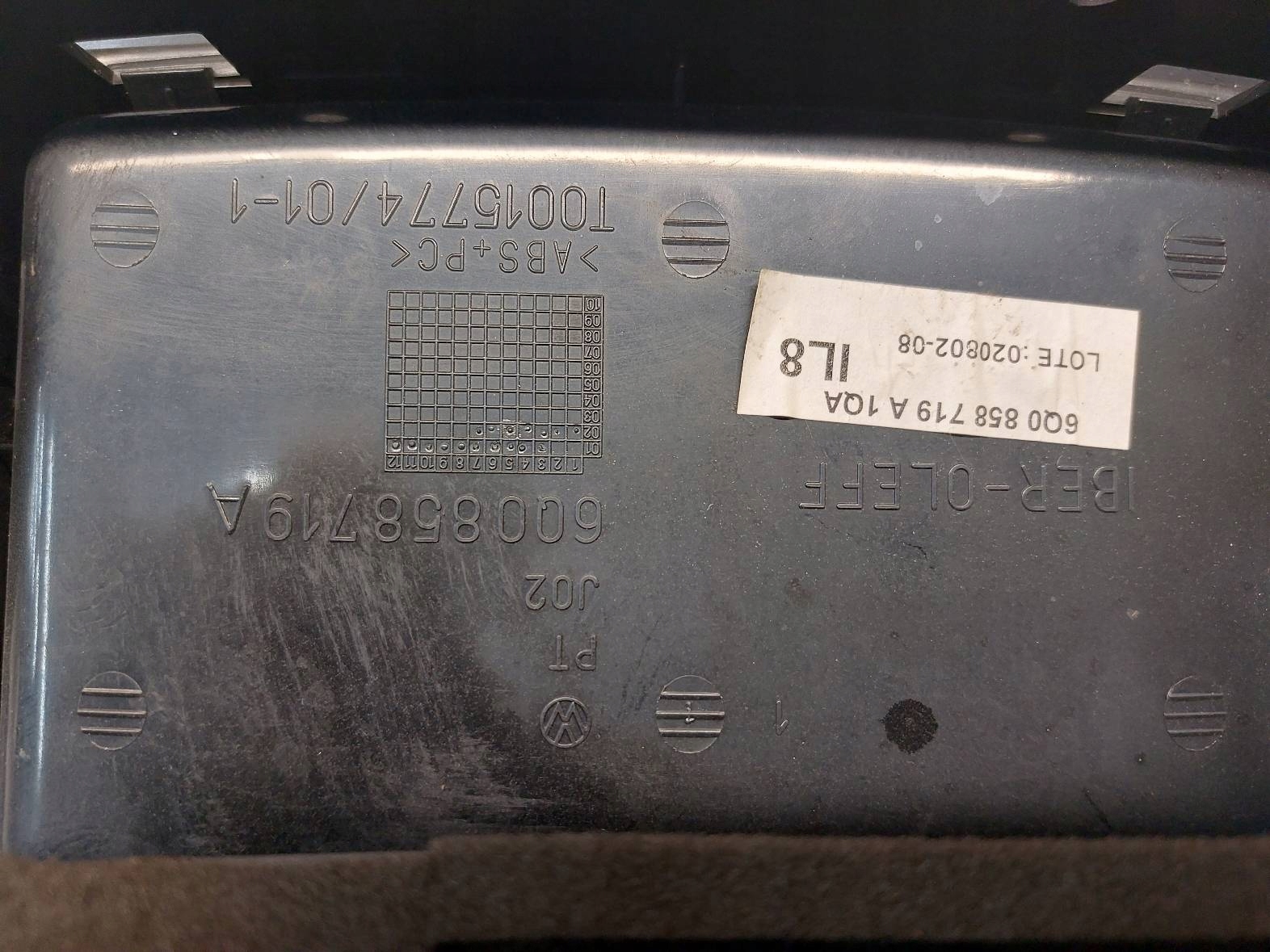 RAMKA KONSOLI ŚRODKOWEJ + UCHWYT NA KUBEK POLO IV Producent części Volkswagen OE